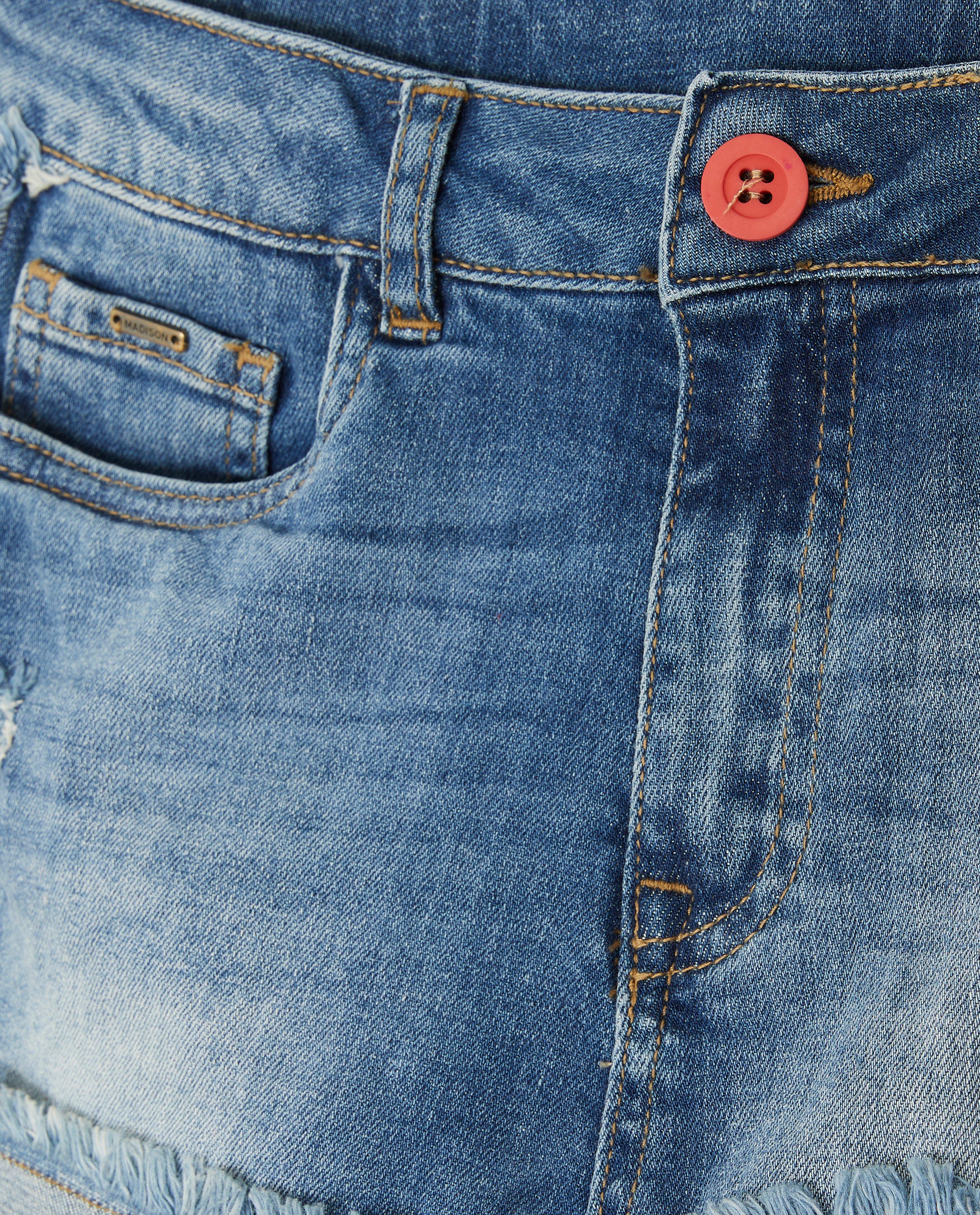 Pantaloni scurți din denim Street Called Madison Blue, cu aspect zdrențuit, albastru deschis