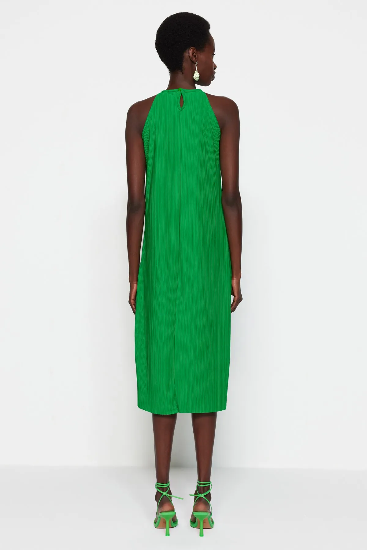 Trendyol Collection  Grünes Etuikleid/einfarbiges, ärmelloses Midi-Strickkleid mit Falten TWOSS23EL00752
