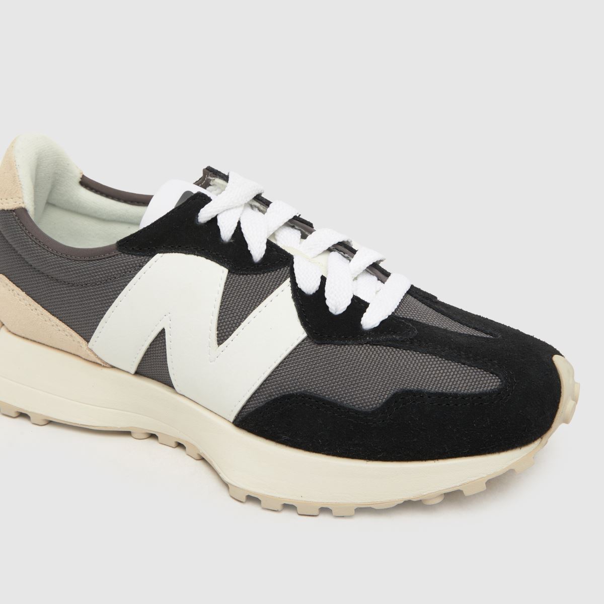 New Balance 327 träningsskor i svart och vitt
