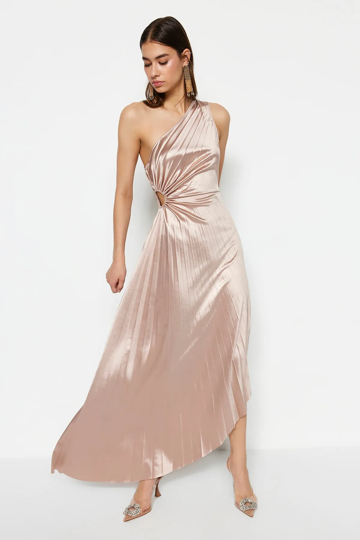 Trendyol Collection  Beigefarbenes asymmetrisches Strick-Abendkleid aus Satin mit Faltendetails Abendkleid/TPRSS23EL00557