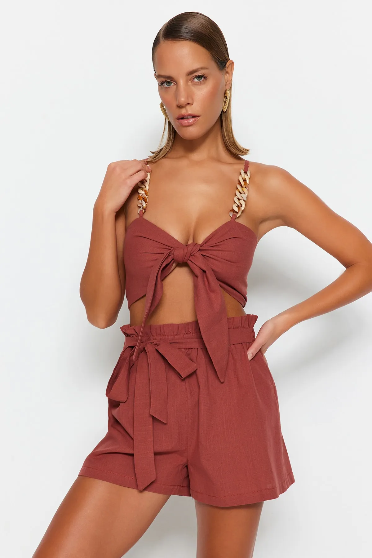 Trendyol Collection  Blusen-Shorts-Set aus 100 % Baumwolle mit braunen gewebten Accessoires TBESS23AU00073