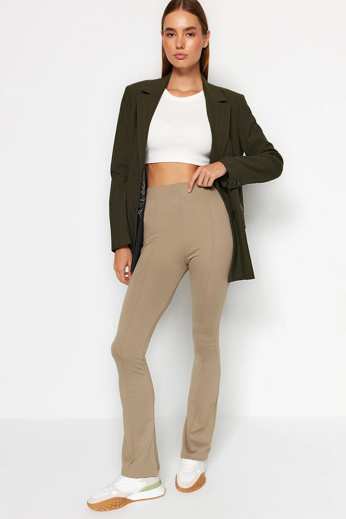 Trendyol Collection  Nerzfarbene, gerippte, ausgestellte Hose mit elastischem Bund/Strickhose mit spanischem Bein und hoher Taille TWOSS20PL0342