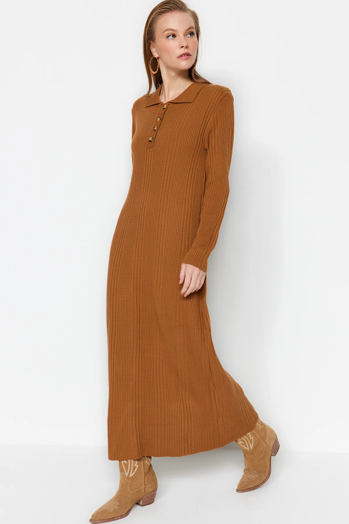 Trendyol Modest  Kamelfarbenes, geripptes Strickkleid mit Polokragen und bequemer Passform TCTAW24EB00025