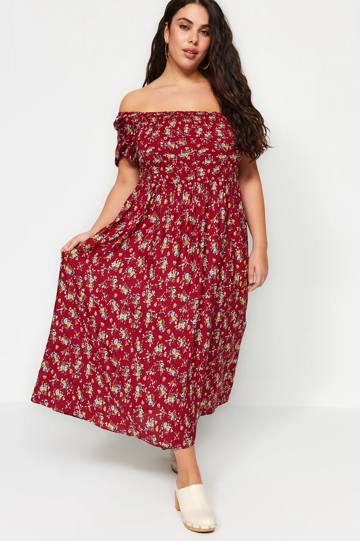 Trendyol Curve  Burgunderrotes, gemustertes, gewebtes Kleid mit Brustverzierung TBBSS22EL1611