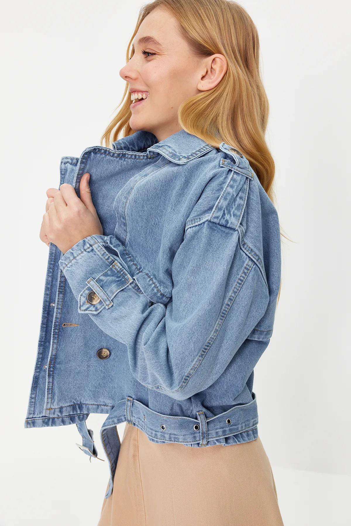 Trendyol Collection  Blauer, kurzer Denim-Trenchcoat mit Gürtel TWOSS24CE00015