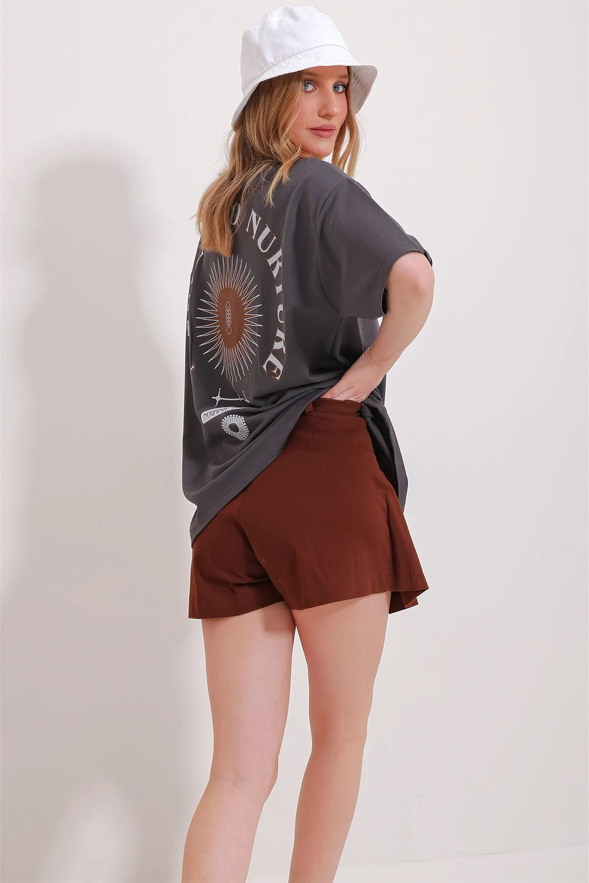 Trend Alaçatı Stili  Anthrazitfarbenes, bedrucktes Oversize-T-Shirt mit Rundhalsausschnitt für Damen, Unisex, ALC-X9577