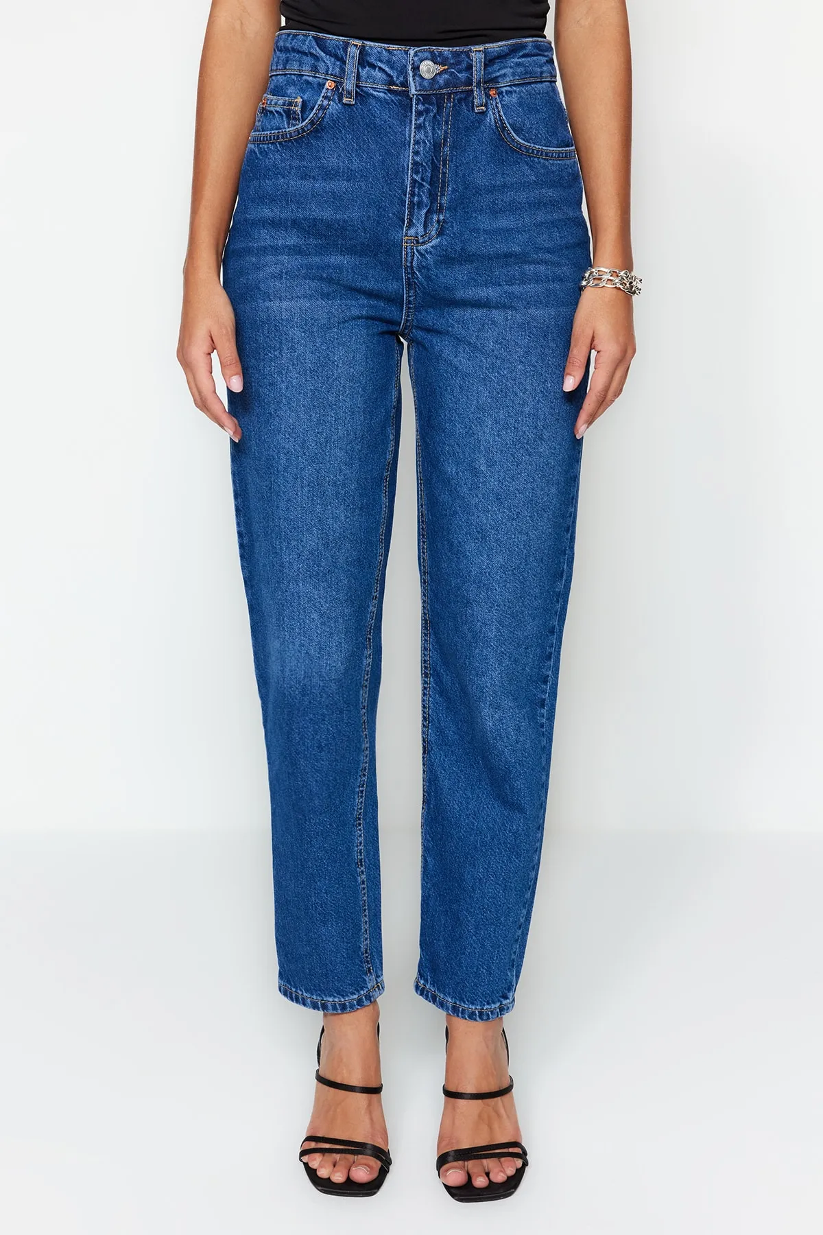 Trendyol Collection  Dunkelblaue High-Bel-Mom-Jeans TWOSS23JE00067