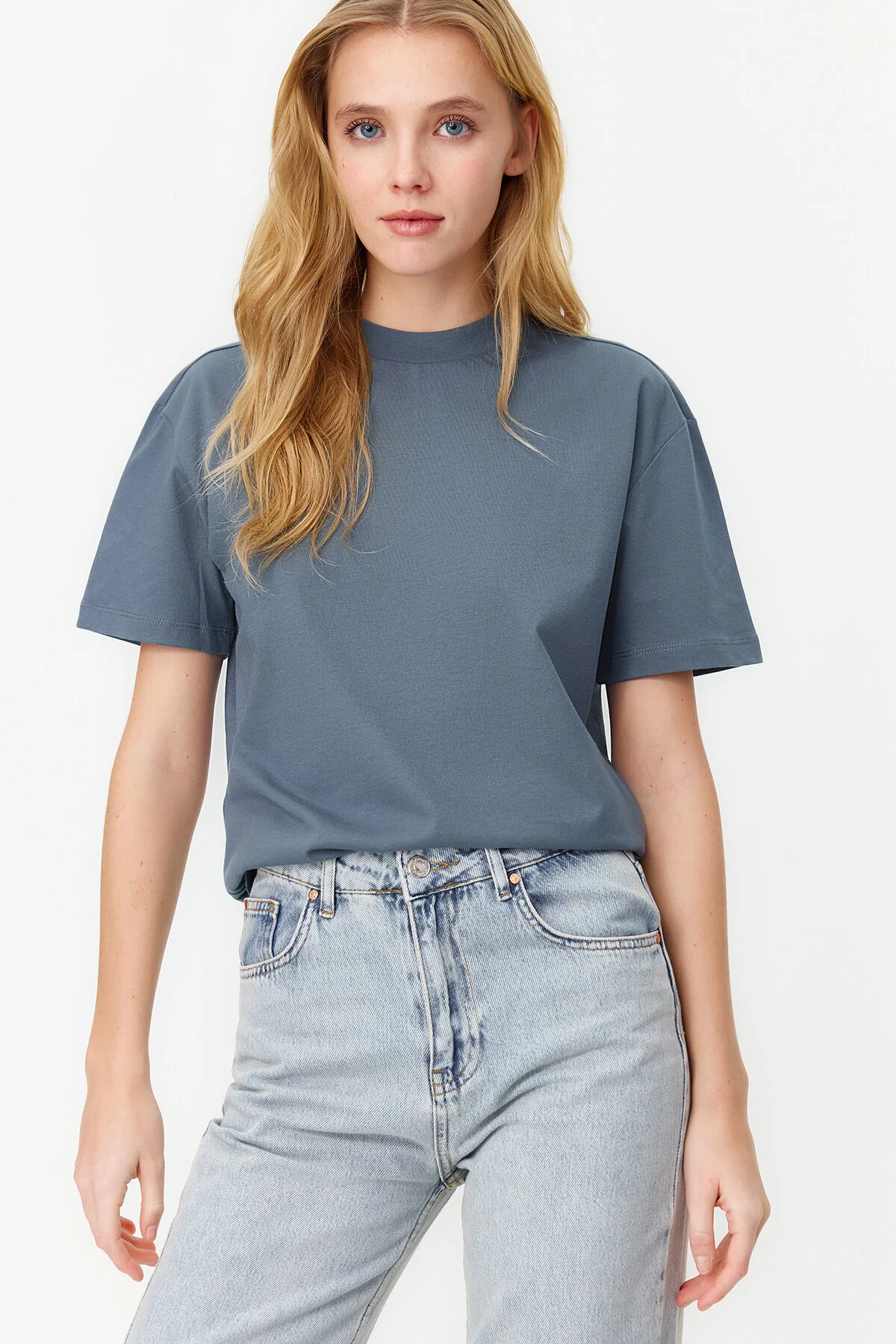 Trendyol Collection  Dunkelgraues Basic-Strick-T-Shirt aus 100 % Baumwolle mit Stehkragen TWOAW20TS0096