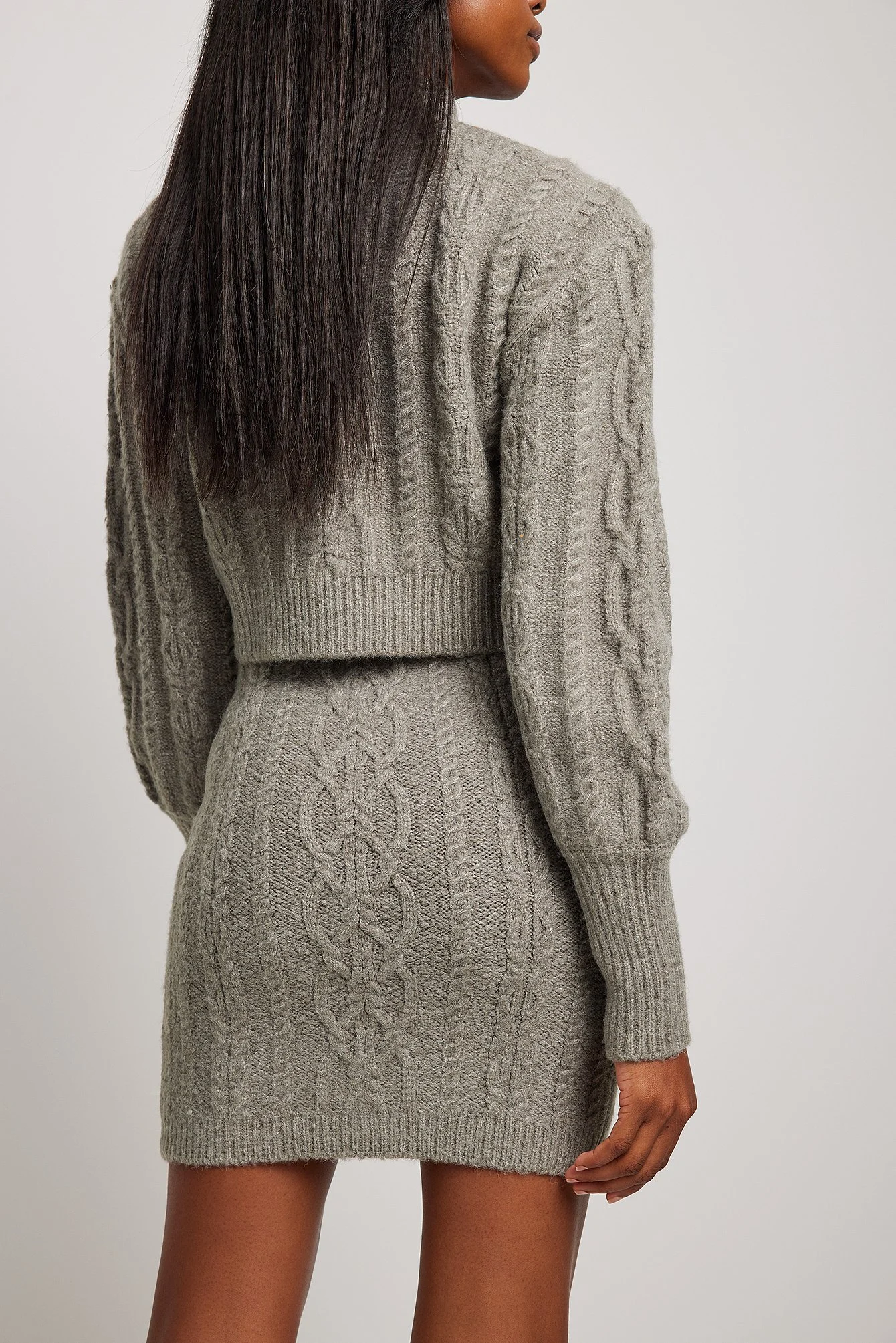 Kurzer Strickpullover mit Zopfmuster