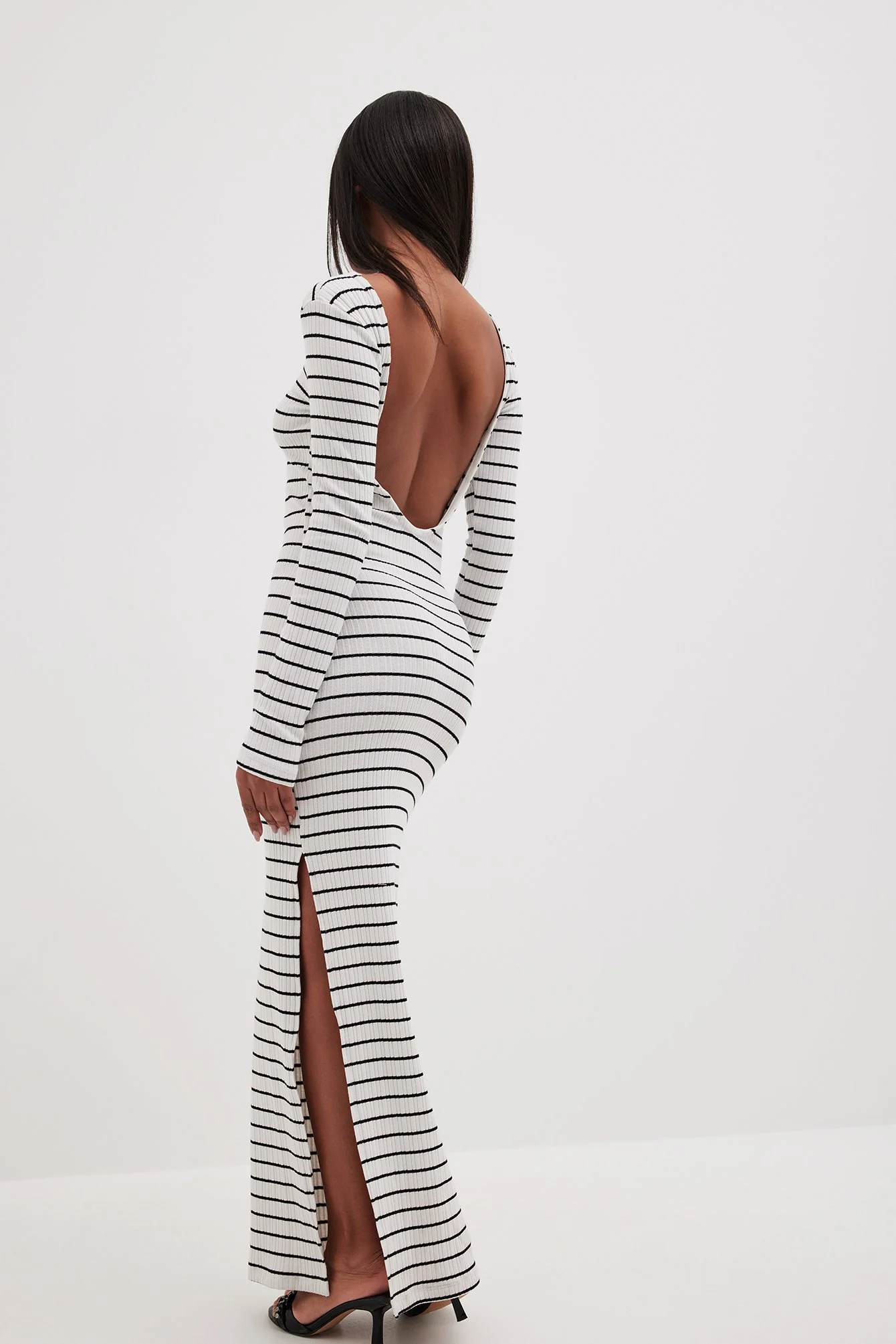 Gestreiftes Maxikleid mit tiefem Rücken