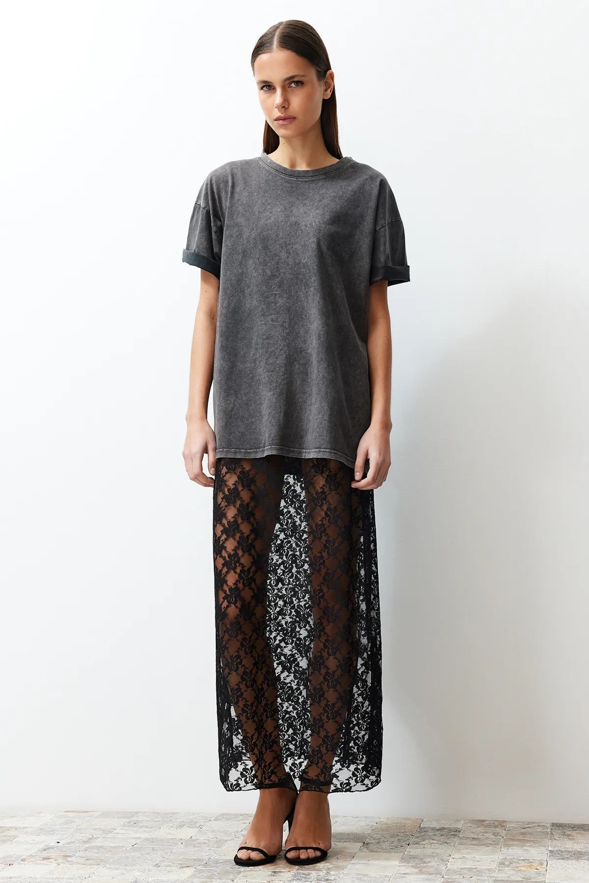 Trendyol Collection  Schwarzes, figurbetontes, flexibles Maxi-Bleistiftkleid aus Strick mit Spitzenträgern TWOSS24EL00574