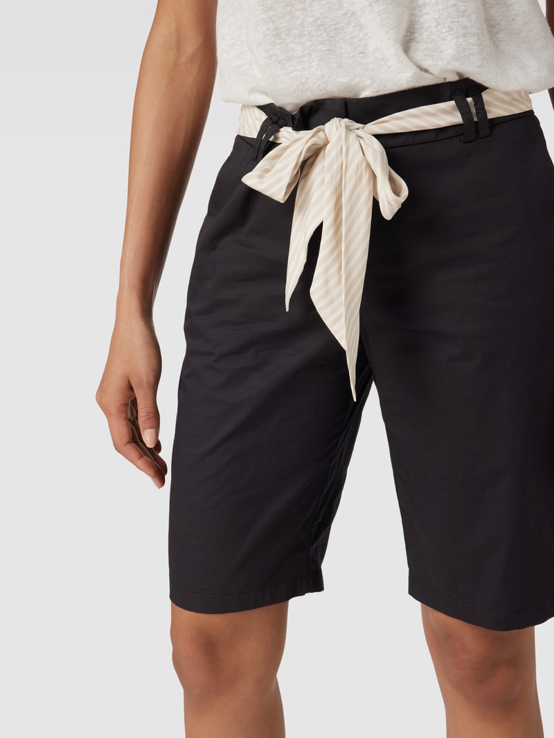 Bermudas mit Stoffgürtel in schwarz
