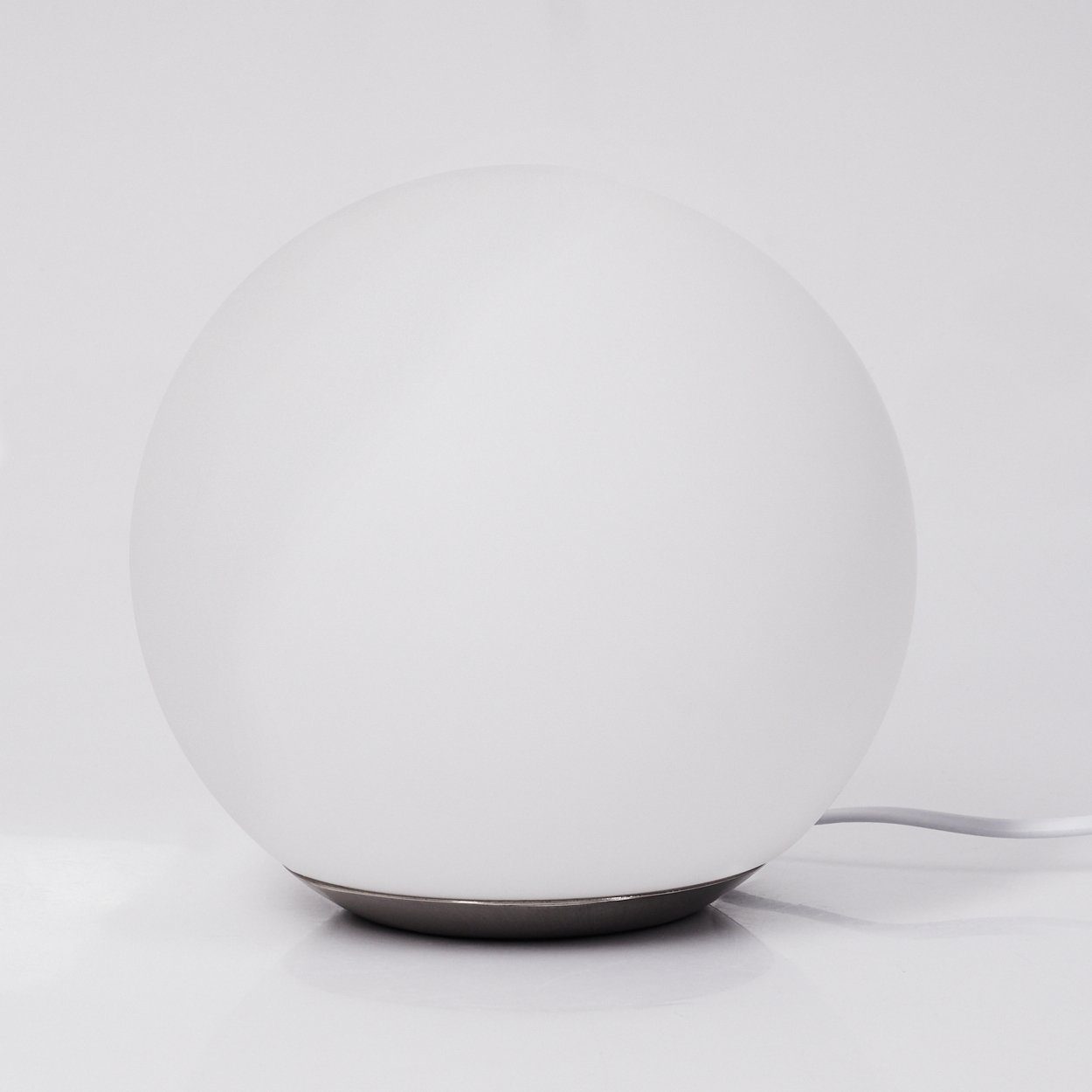 hofstein Tischleuchte Turrida Kugelleuchte aus Metall/Kunststoff in Nickel-matt/Weiß, 6500 Kelvin, RGB Farbwechsler, dimmbar/ änderbar mit Fernbedienung, LED, 500 Lumen