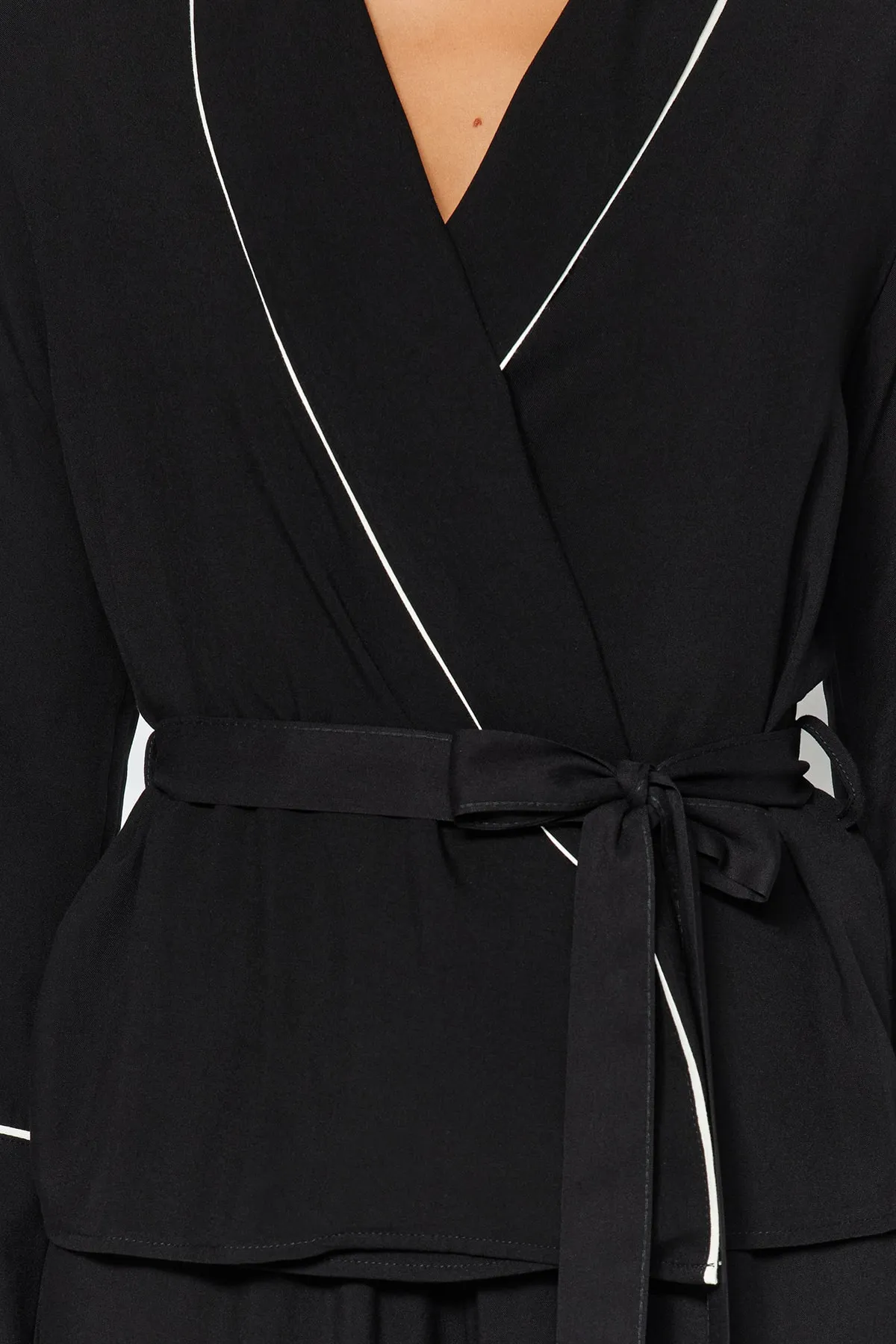 Trendyol Collection  Schwarzes, zweireihiges Pyjama-Set aus Viskose mit Hemd und Hose und Paspelierung THMAW22PT1109