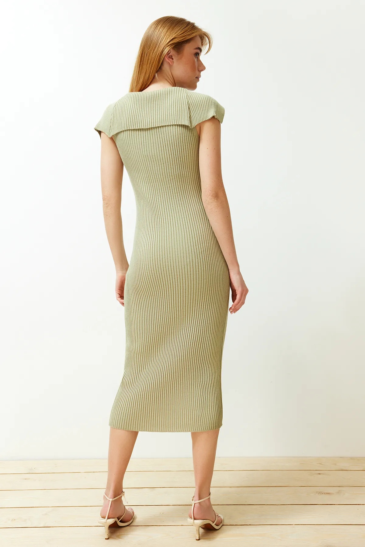 Trendyol Collection  Mintfarbenes Midi-Strickkleid mit Carmen-Kragen, detailliertes Kleid TWOSS24EL00362