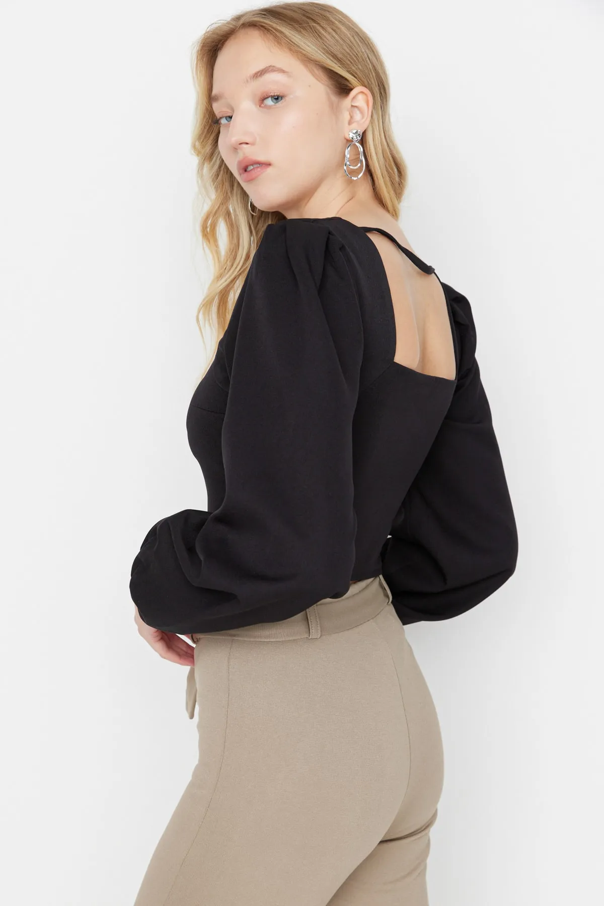 Trendyol Collection  Schwarze, kurz geschnittene, langärmlige Webbluse mit Herzausschnitt TWOSS21BZ0236