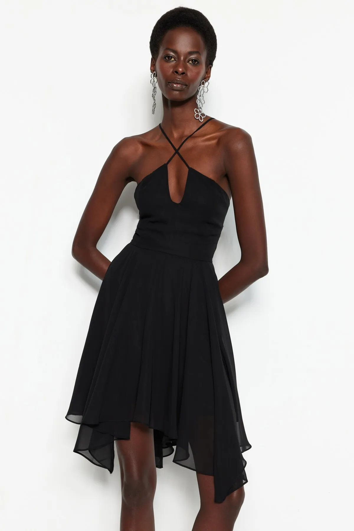 Trendyol Collection  Schwarzes Abendkleid mit Taillenöffnung/Skater-Futter und geripptem Volant aus Chiffon TPRSS23EL00229