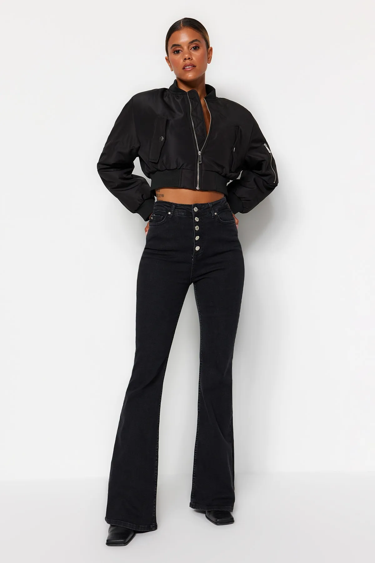 Trendyol Collection  Schwarze Schlagjeans mit hoher Taille und Knopfleiste vorn TWOSS20JE0111
