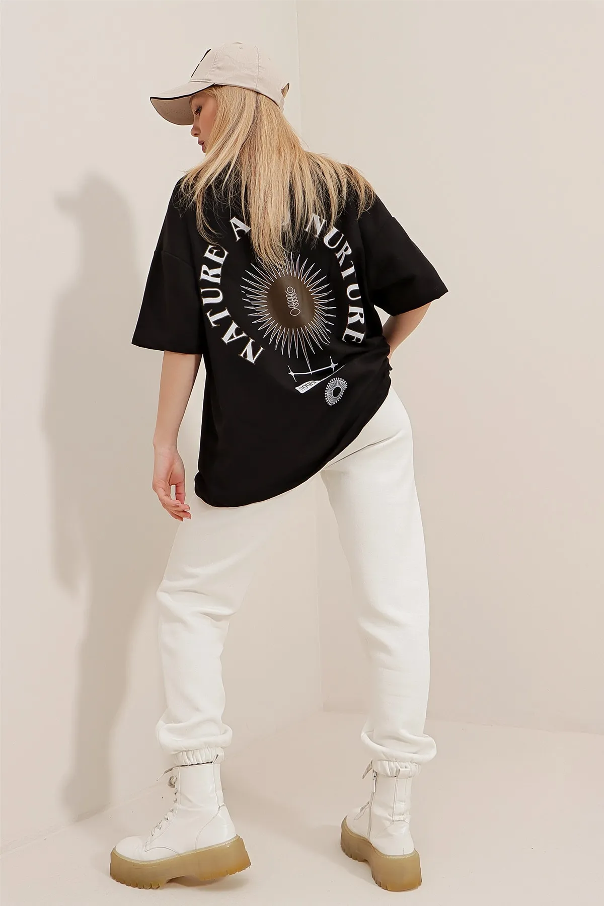 Trend Alaçatı Stili  Schwarzes Unisex-T-Shirt in Übergröße mit Rundhalsausschnitt, bedruckt, ALC-X9577