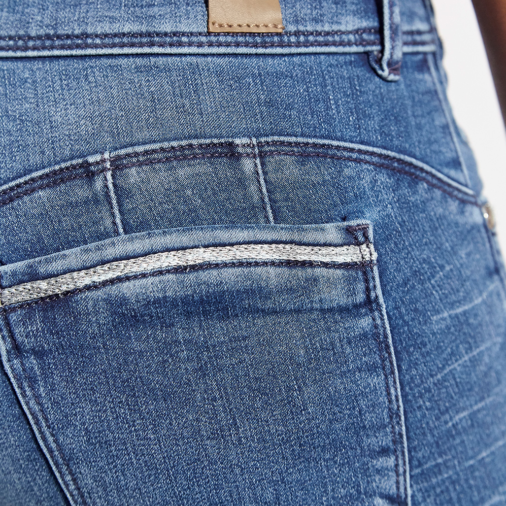 FLUO  Pantacourt, corsaire en jean coupe slim, taille standard