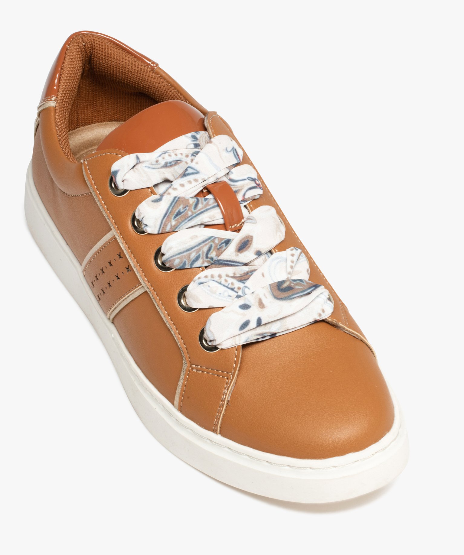 Baskets femme avec touches vernis et lacets foulard camel | GEMO