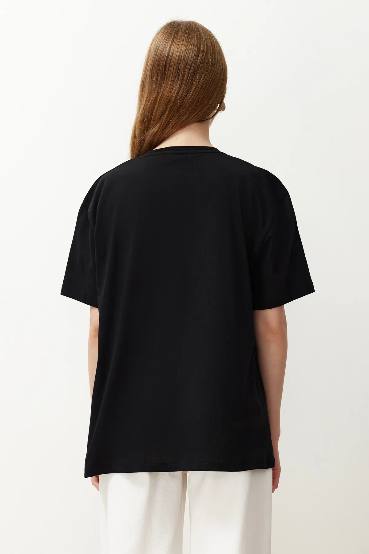 Trendyol Collection  Schwarzes Boyfriend-Strick-T-Shirt mit V-Ausschnitt aus 100 % Baumwolle TWOSS23TS00003