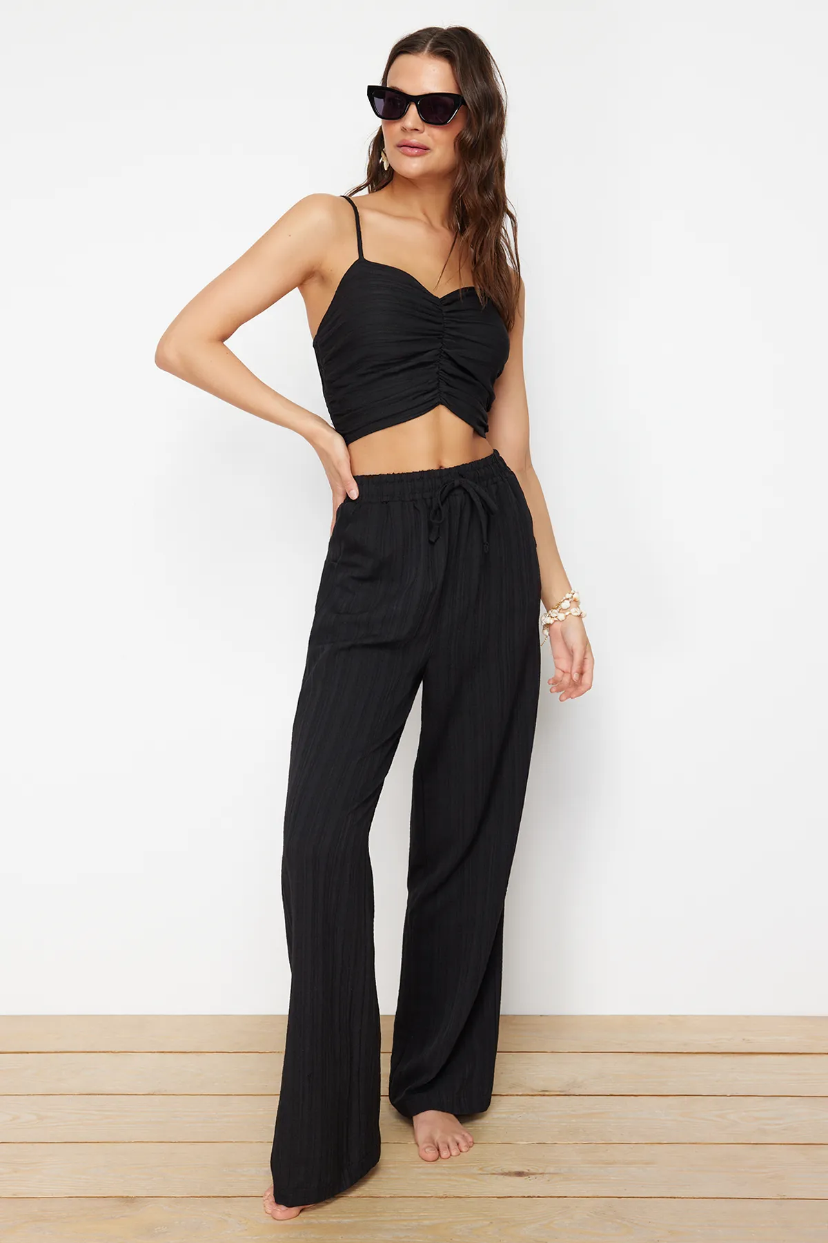 Trendyol Collection  Schwarzes gewebtes Blusen-Hosen-Set TBESS24AU00076
