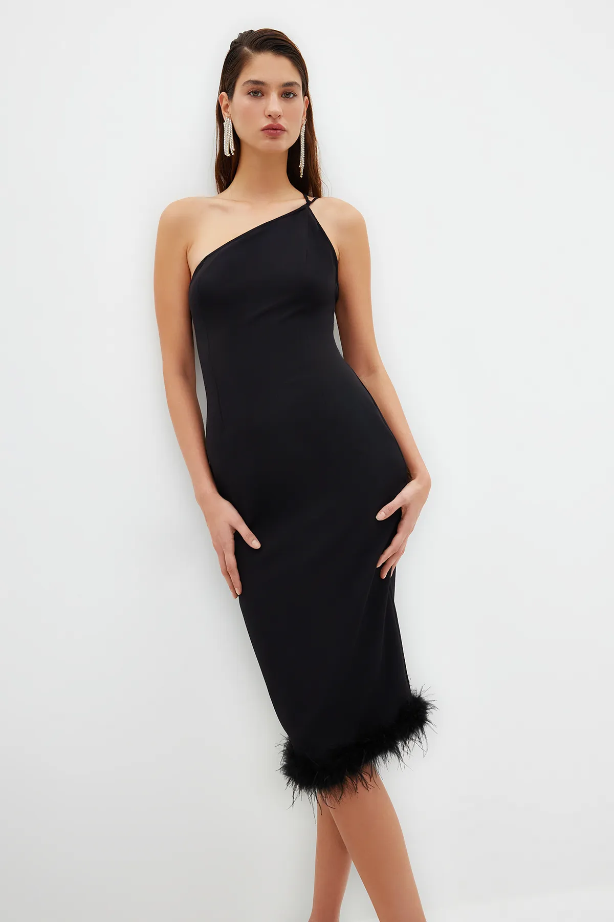 Trendyol Collection  Schwarzes, figurbetontes, elegantes Abendkleid mit gewebten Otriches TPRSS23EL00254