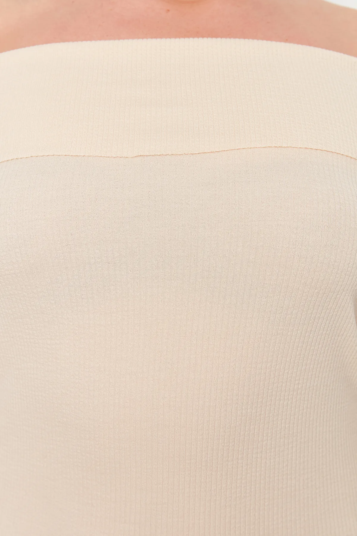 Trendyol Curve  Beigefarbenes, figurbetontes/tailliertes, geripptes Midikleid mit Carmenkragen und weicher Struktur, flexibles Strickkleid TBSSS24AH00163