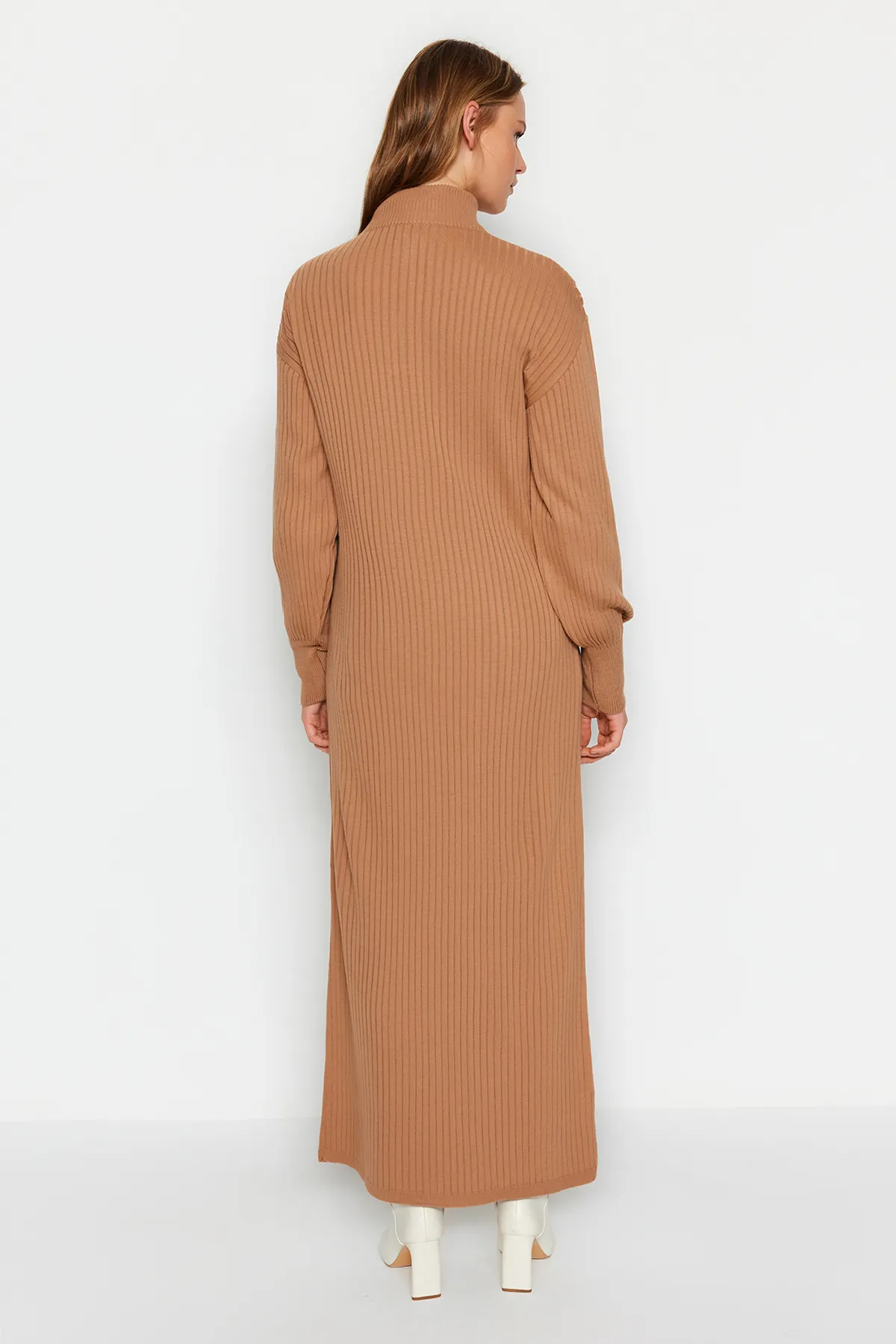 Trendyol Modest  Kamelfarbenes Rippstrickkleid mit Kragen und Reißverschluss TCTAW24EB00128