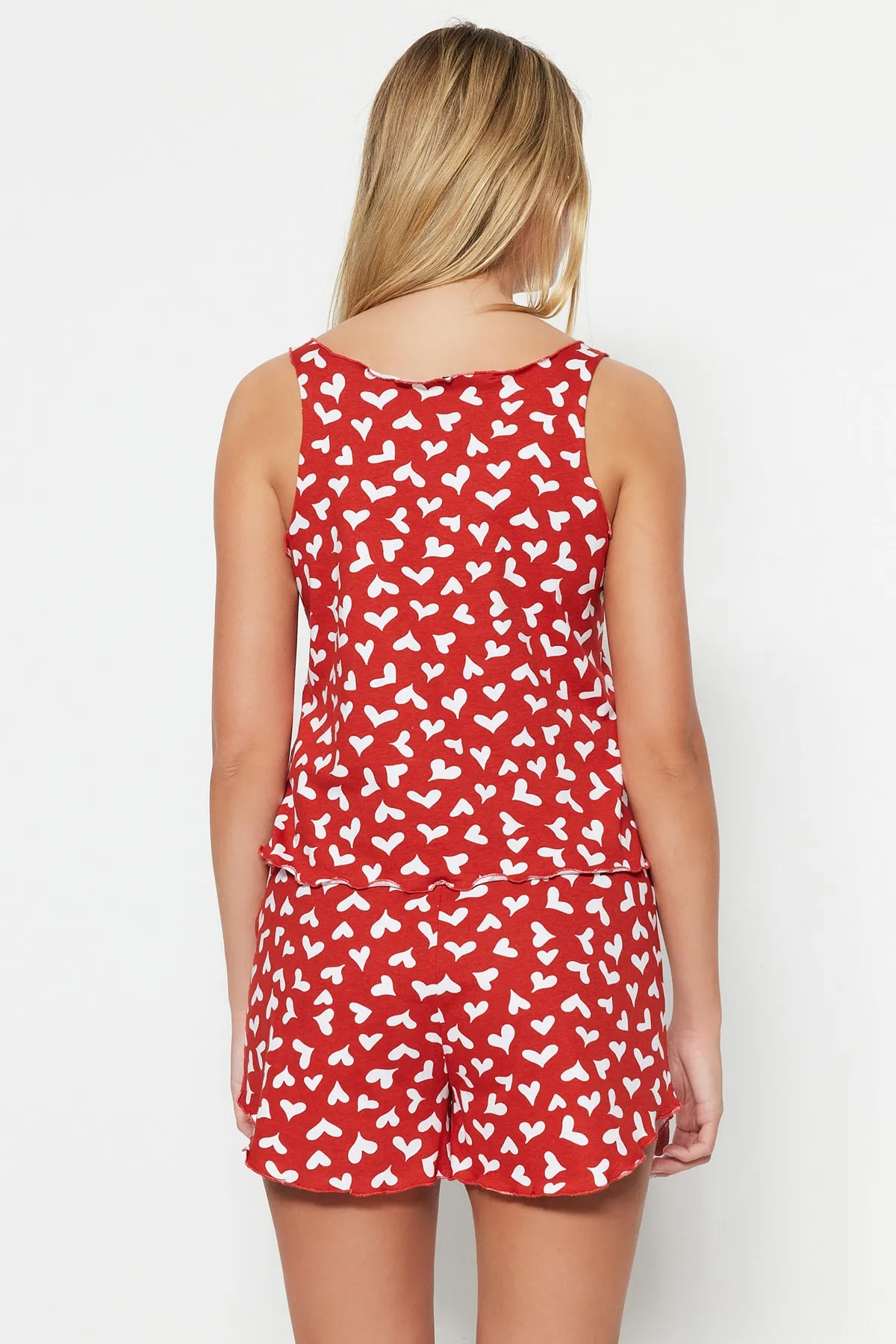 Trendyol Collection  Rotes Pyjama-Set aus 100 % Baumwolle mit Herzmuster und Sportler-Shorts THMSS23PT00199