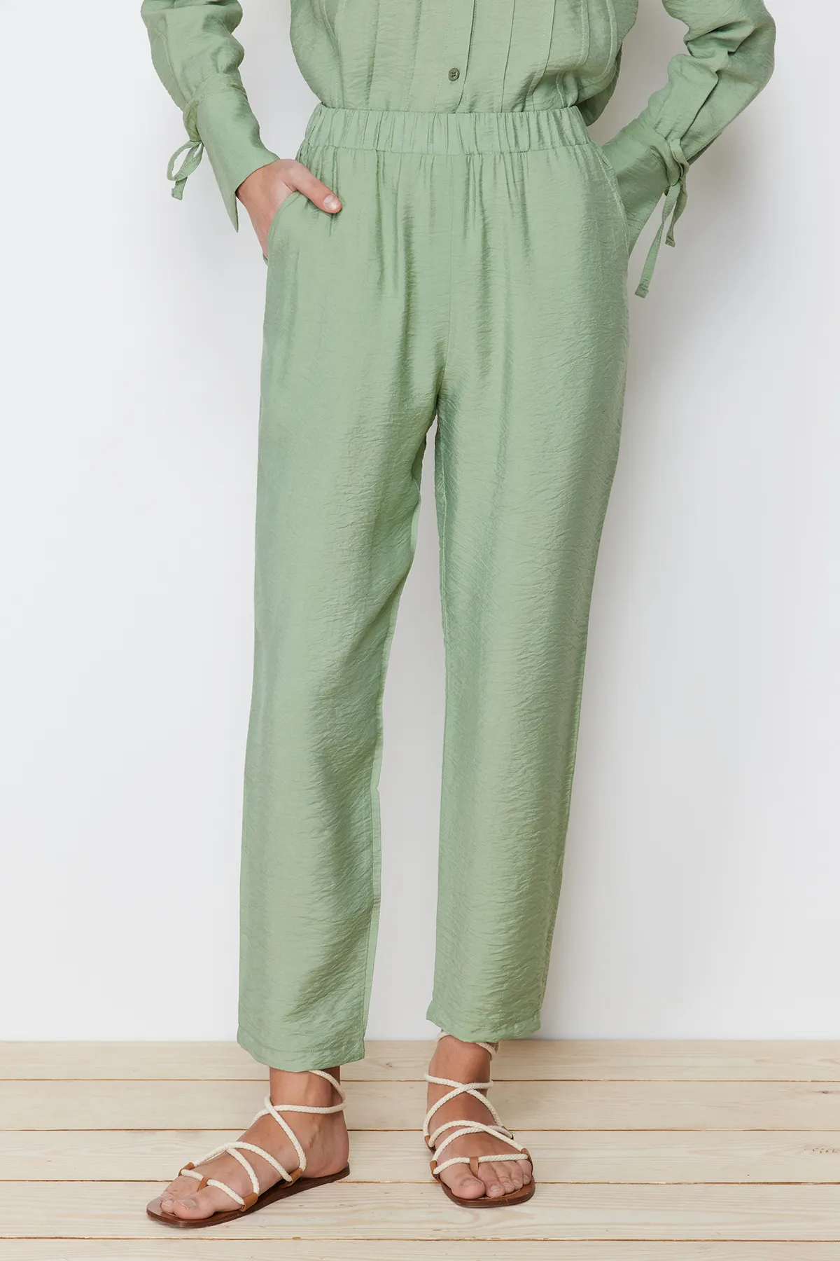 Trendyol Modest  Khakifarbenes, detailliertes, gewebtes Leinen-Hemd-Hose-Hose-Set mit Falten und Oberteil TCTSS24US00018