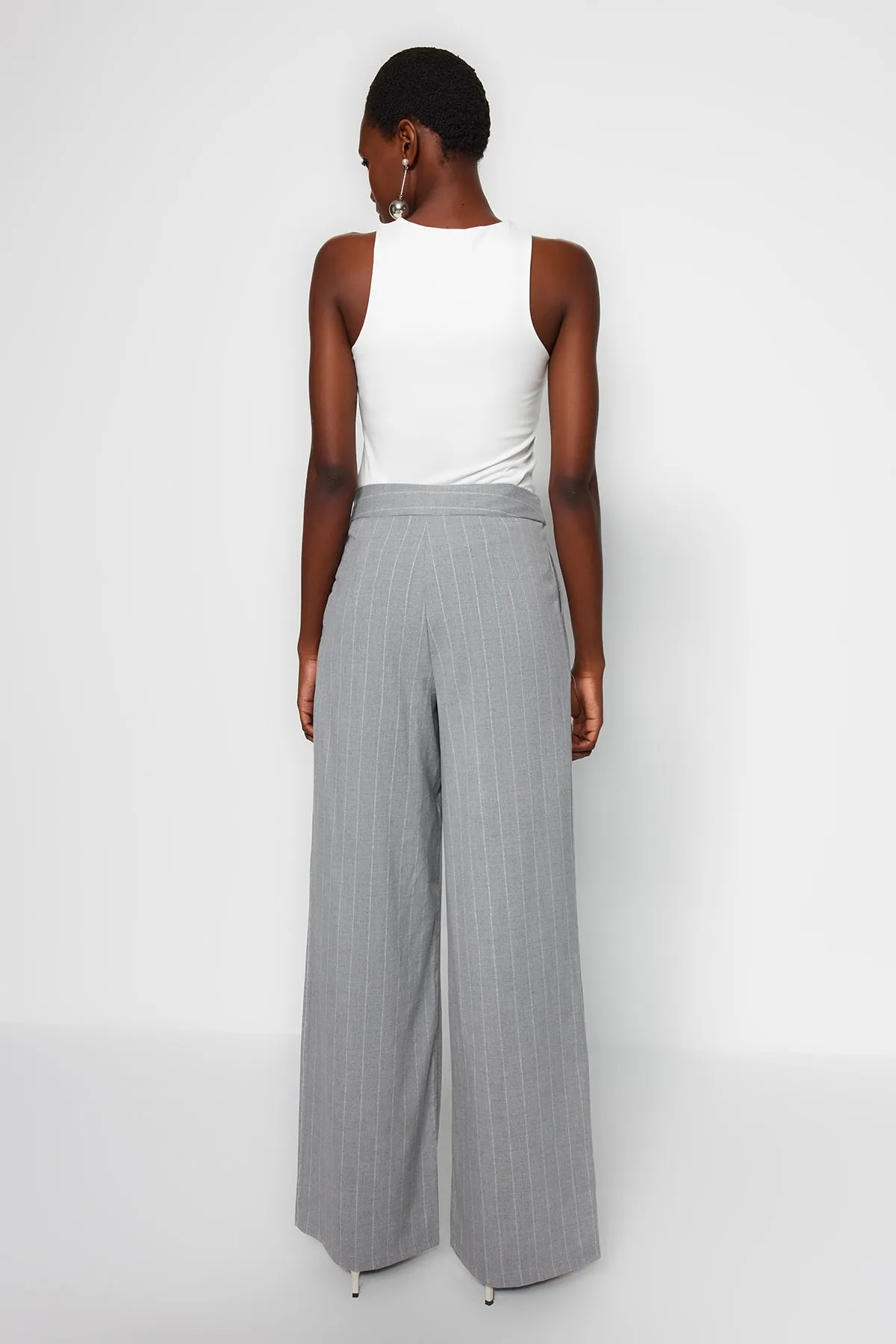 Trendyol Collection  Graue, gewebte, gestreifte Hose mit weitem Bein und glitzernden Details TWOSS23PL00223