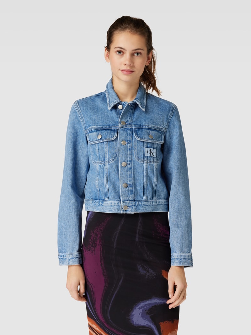 Cropped Jeansjacke mit Label-Patch in hellblau