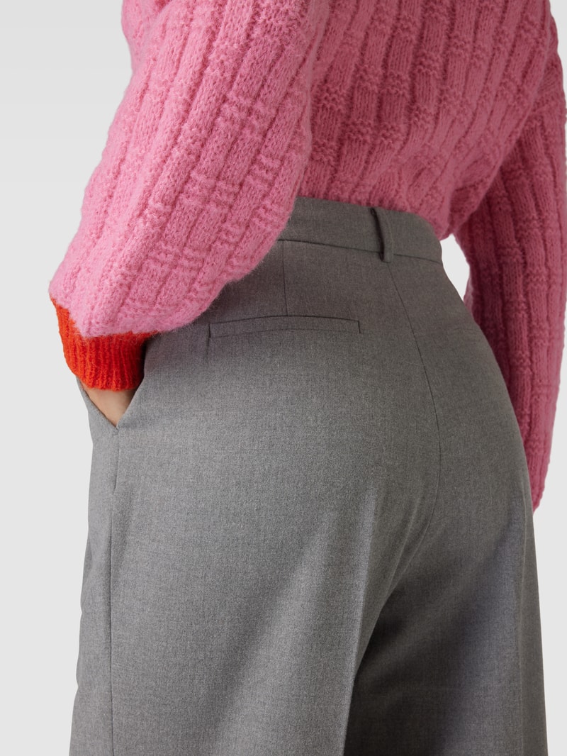 Stoffhose mit angedeuteten Gesäßtaschen in hellgrau