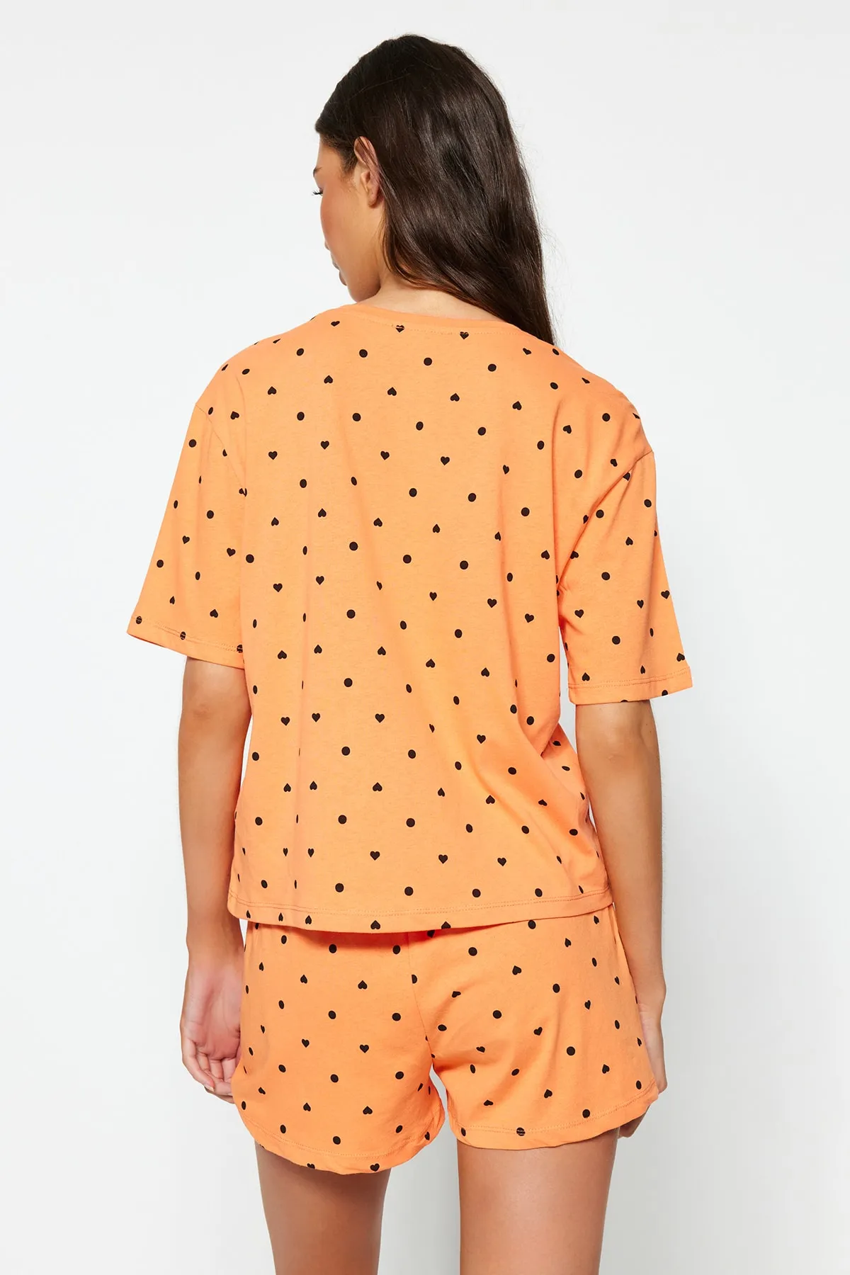 Trendyol Collection  Orange-mehrfarbiges gestricktes Pyjama-Set mit T-Shirt und Shorts aus 100 % Baumwolle mit Herzmuster THMSS21PT1485