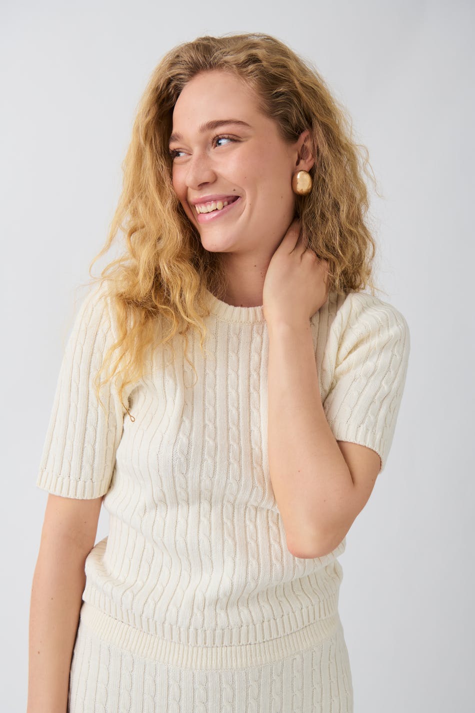 Knitted cable top