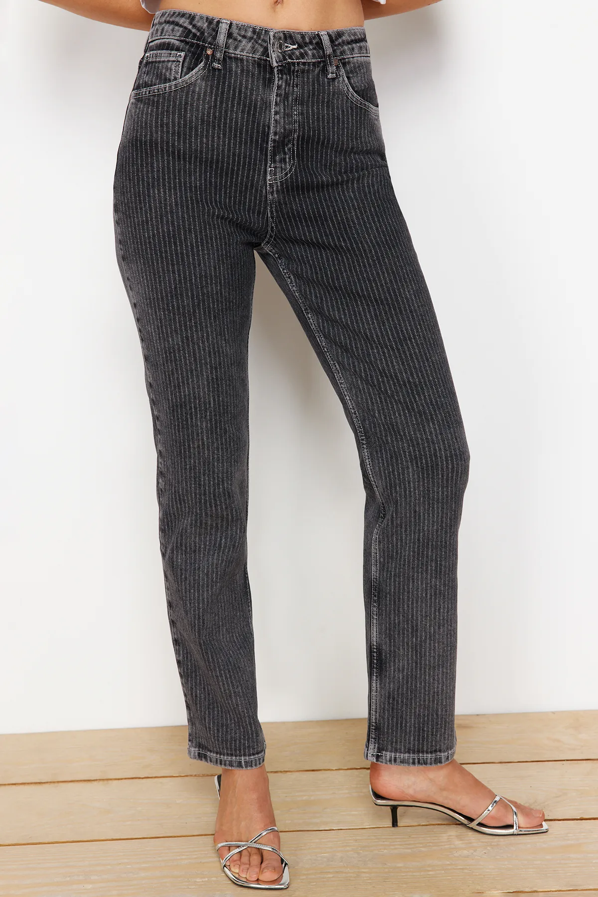 Trendyol Collection  Schwarz gestreifte, lange, gerade Jeans mit hoher Taille TWOSS24JE00046