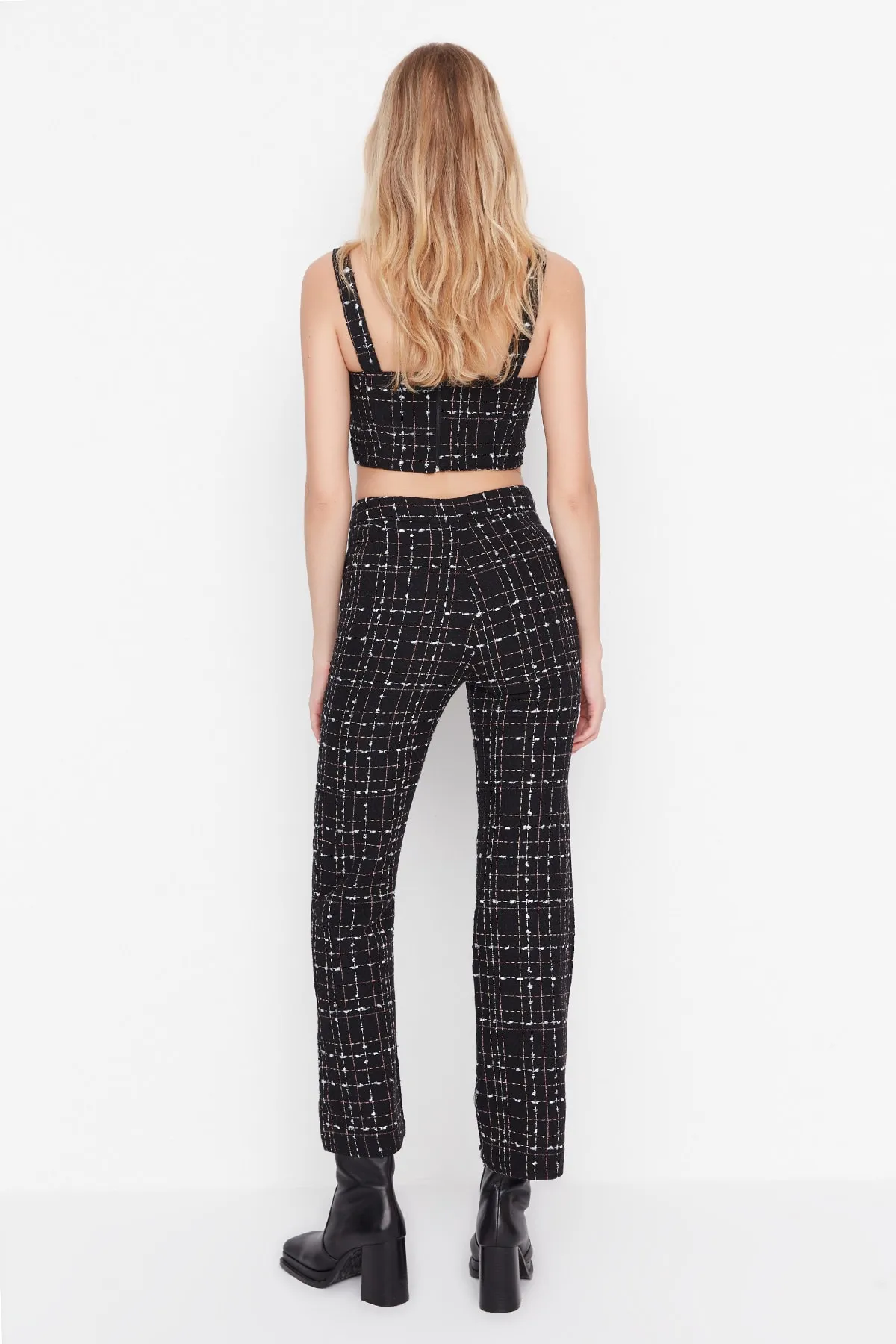 Trendyol Collection  Schwarze gewebte Hose mit hoher Taille und Karomuster aus Tweed und Zigaretten-Tweed TWOAW23PL00046