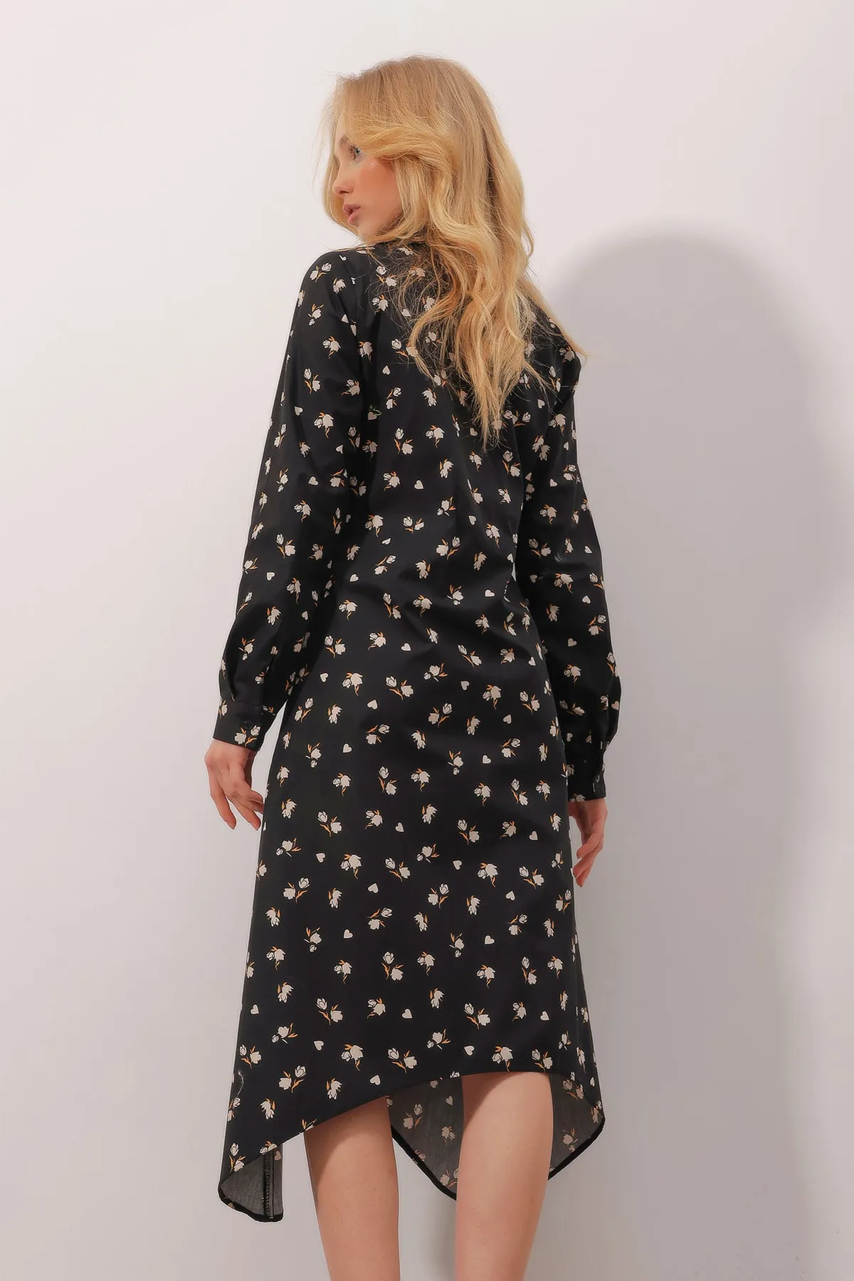 Trend Alaçatı Stili  Schwarzes Popeline-Hemdkleid mit doppelter Tasche, Blumenmuster und Kettengürtel für Damen ALC-X9864