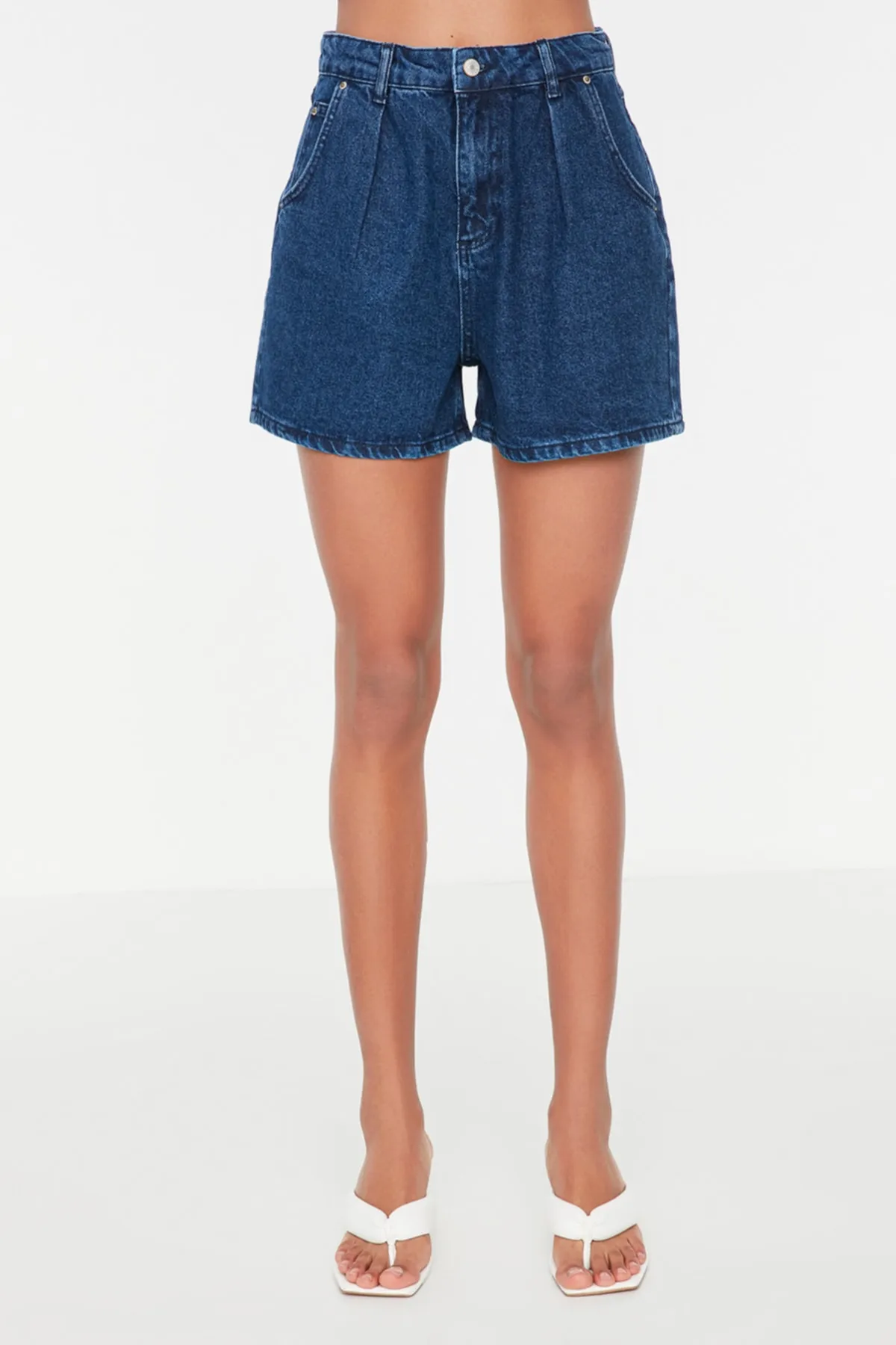 Trendyol Collection  Blaue, nachhaltigere Denim-Shorts mit Falten TWOSS20SR0129