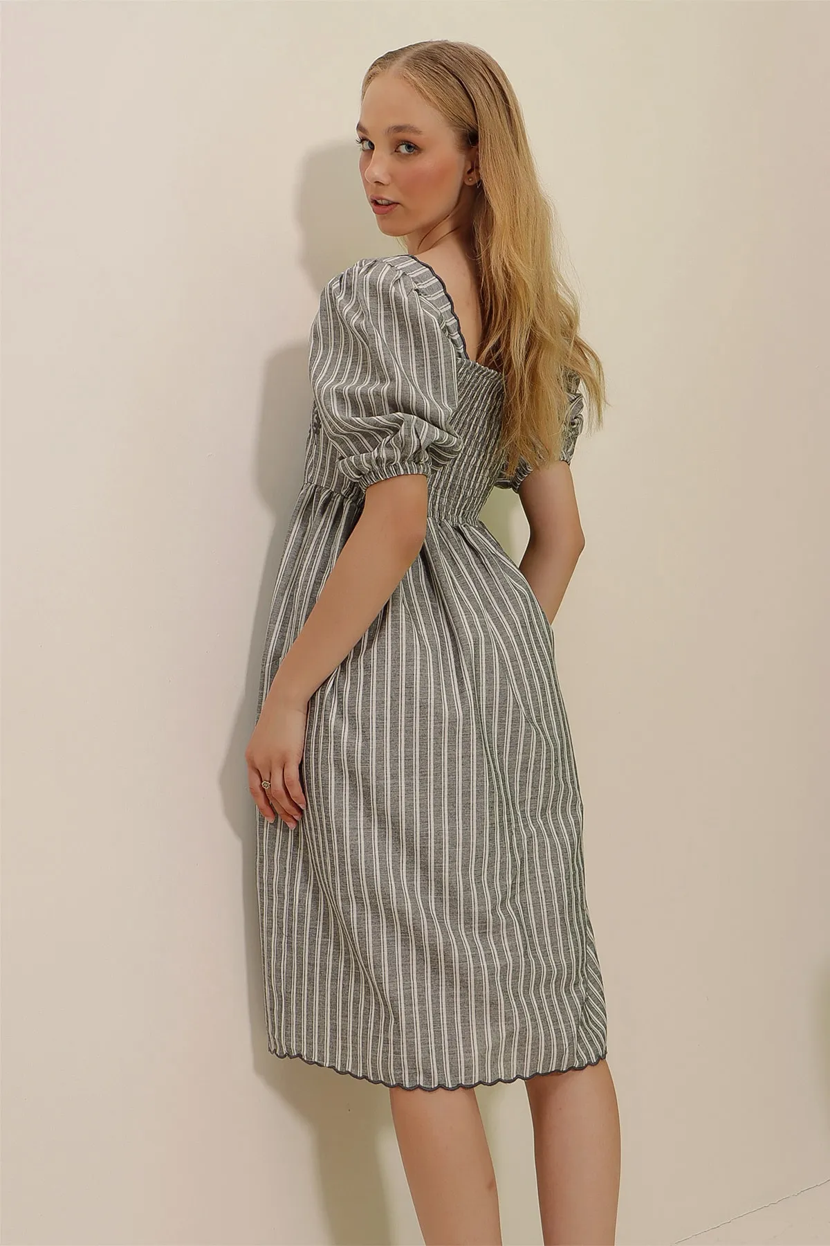 Trend Alaçatı Stili  Graues Damenkleid mit quadratischem Kragen und Prinzessinnenärmeln, gestreift, mit Blumen bestickt, gewebtes Kleid ALC-X8996