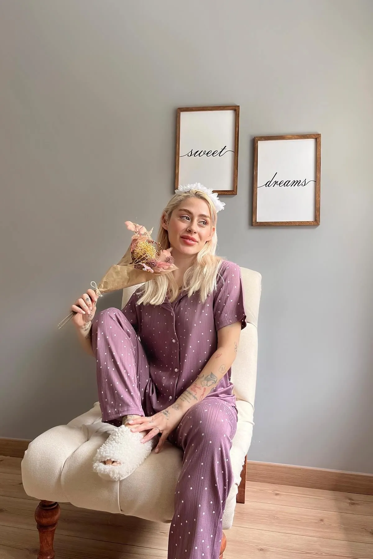 Pijamaevi  Kurzärmliger Damen-Pyjama mit violettem Punktmuster und gestrickter Vorderseite und Knöpfen