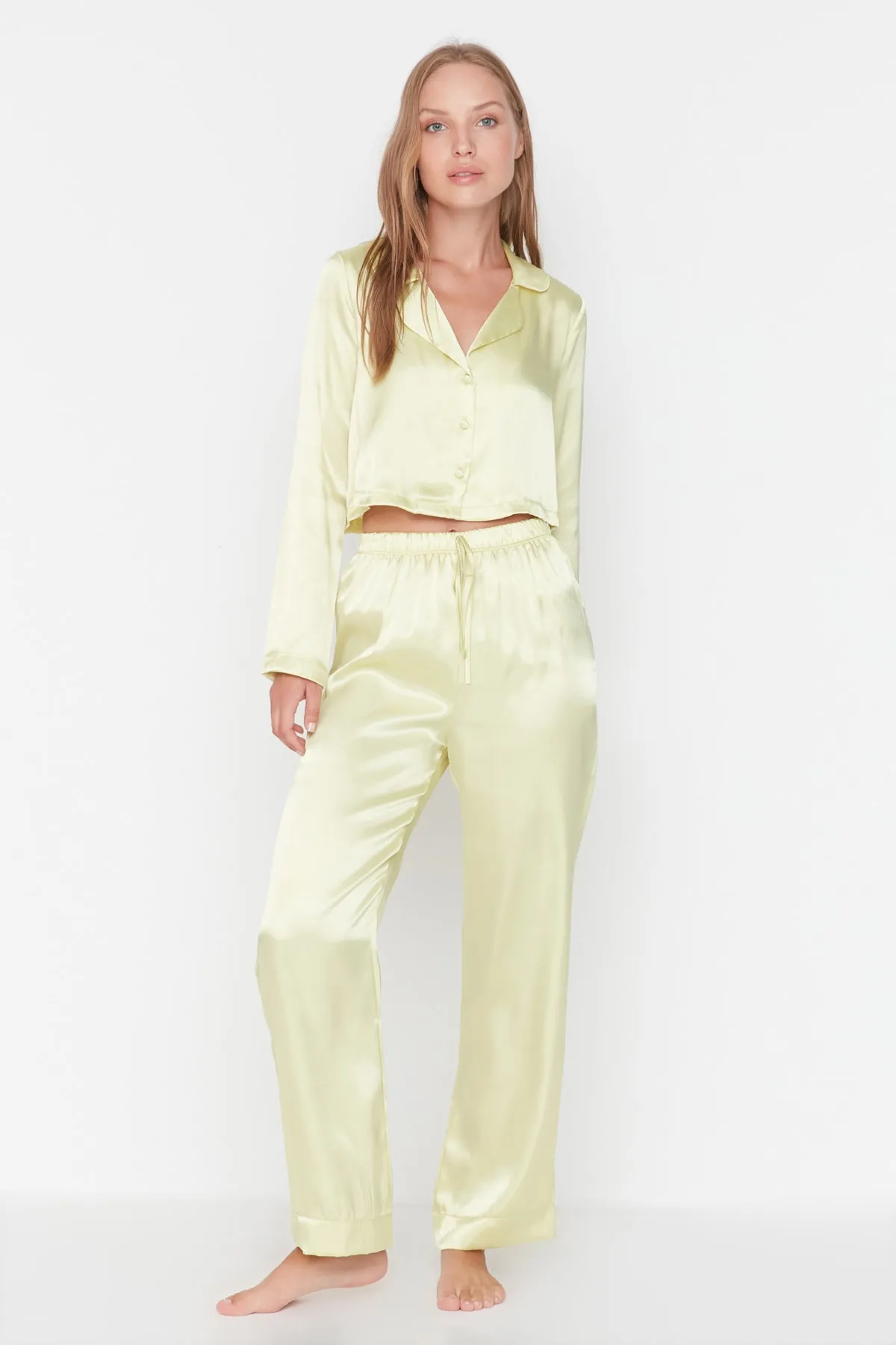 Trendyol Collection  Gelbes Pyjama-Set aus Satin mit bauchfreiem Hemdkragen und Webkragen THMAW23PT00076
