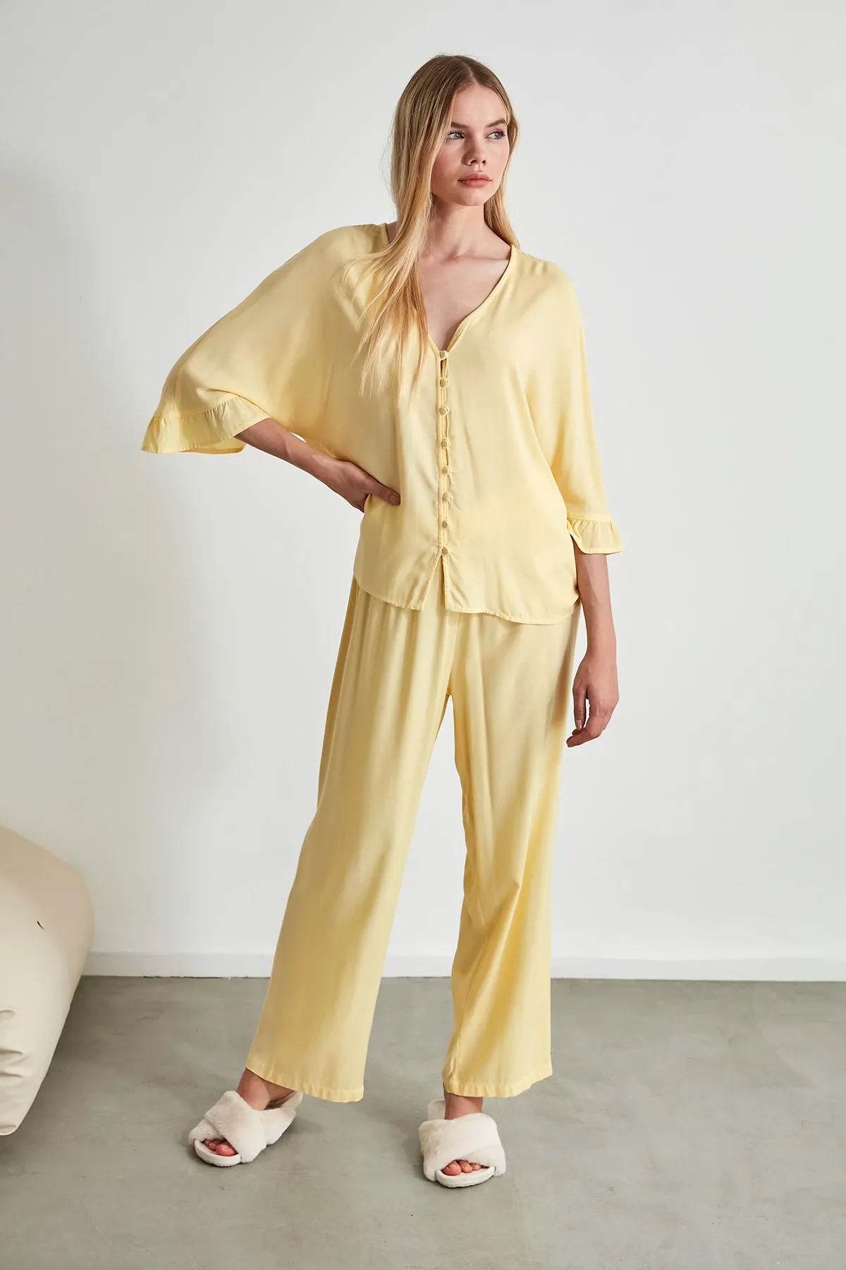 Trendyol Collection  Pyjama-Set aus Viskosegewebe mit Rüschen und gelben Ärmeln THMSS20PT0130