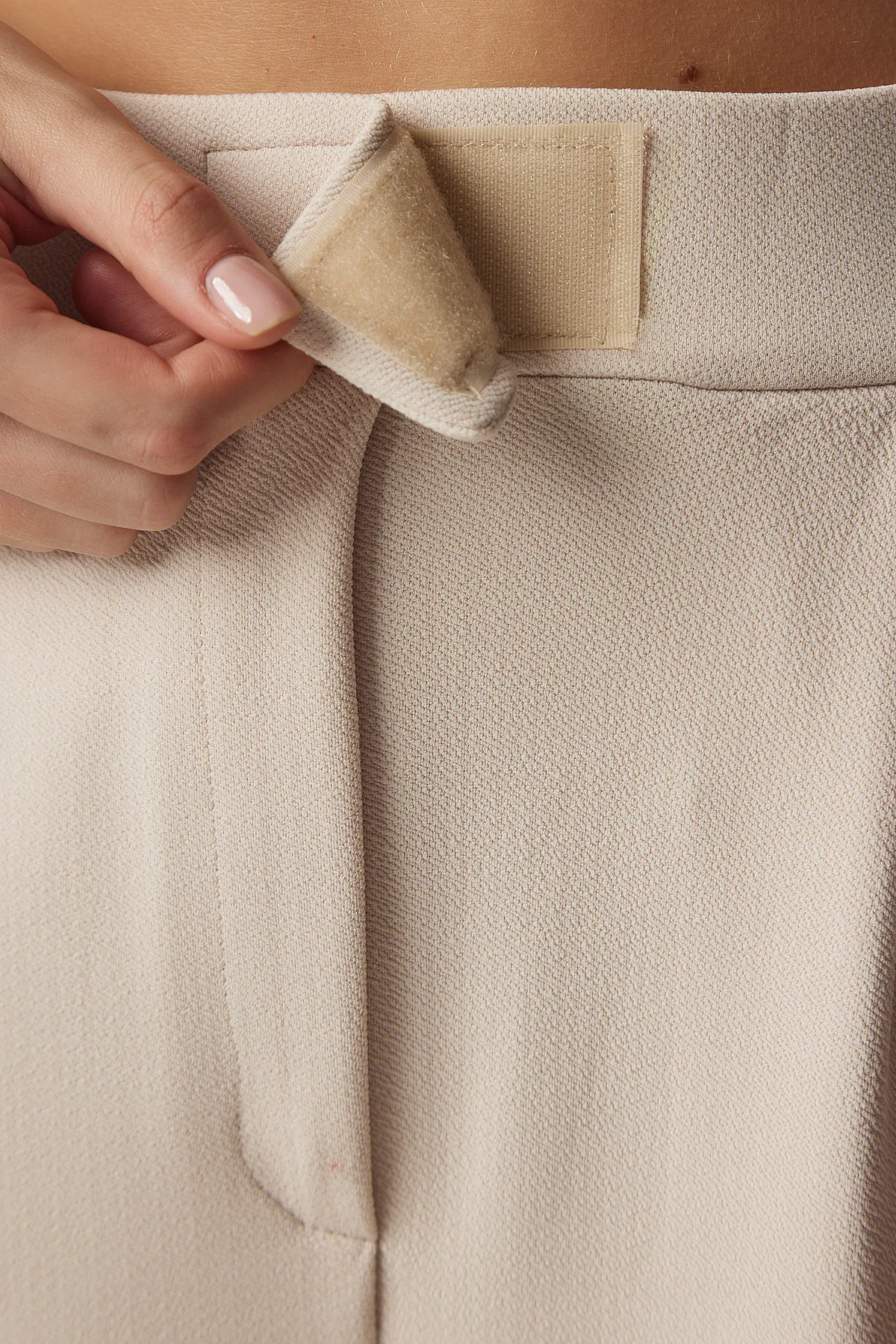 Happiness İstanbul  Bequeme gewebte Hose mit Klettverschluss in Creme für Damen RV00150