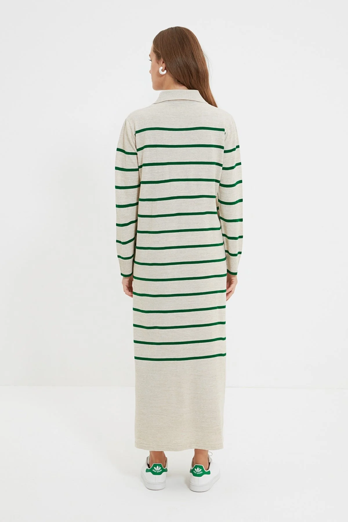 Trendyol Modest  Beiges gestreiftes Strickkleid mit Polokragen TCTAW22EB0212