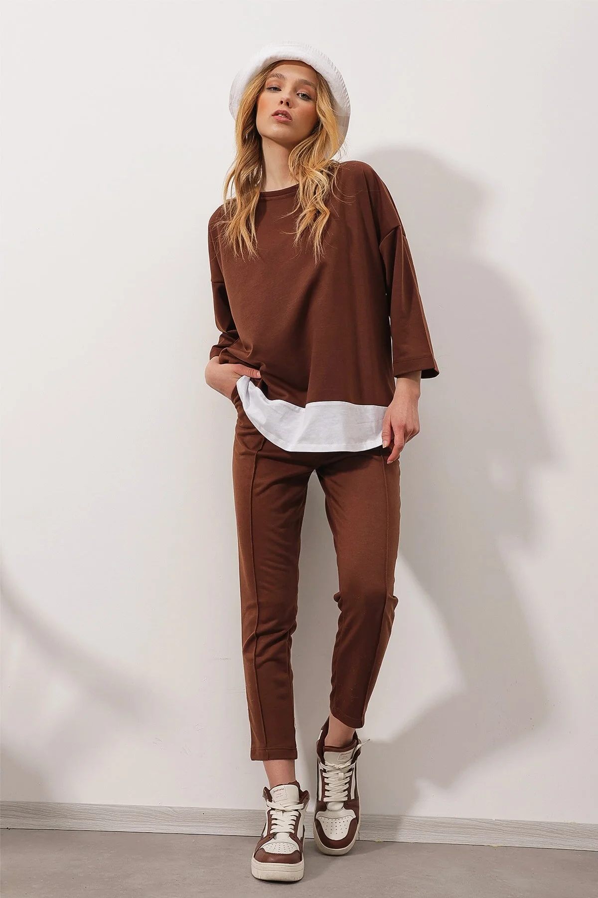 Trend Alaçatı Stili  Braunes Oberteil mit weitem Kragen und elastischer Taille, Doppeltasche, zweifädiger Unterteil, Oberteil für Damen, ALC-X8175
