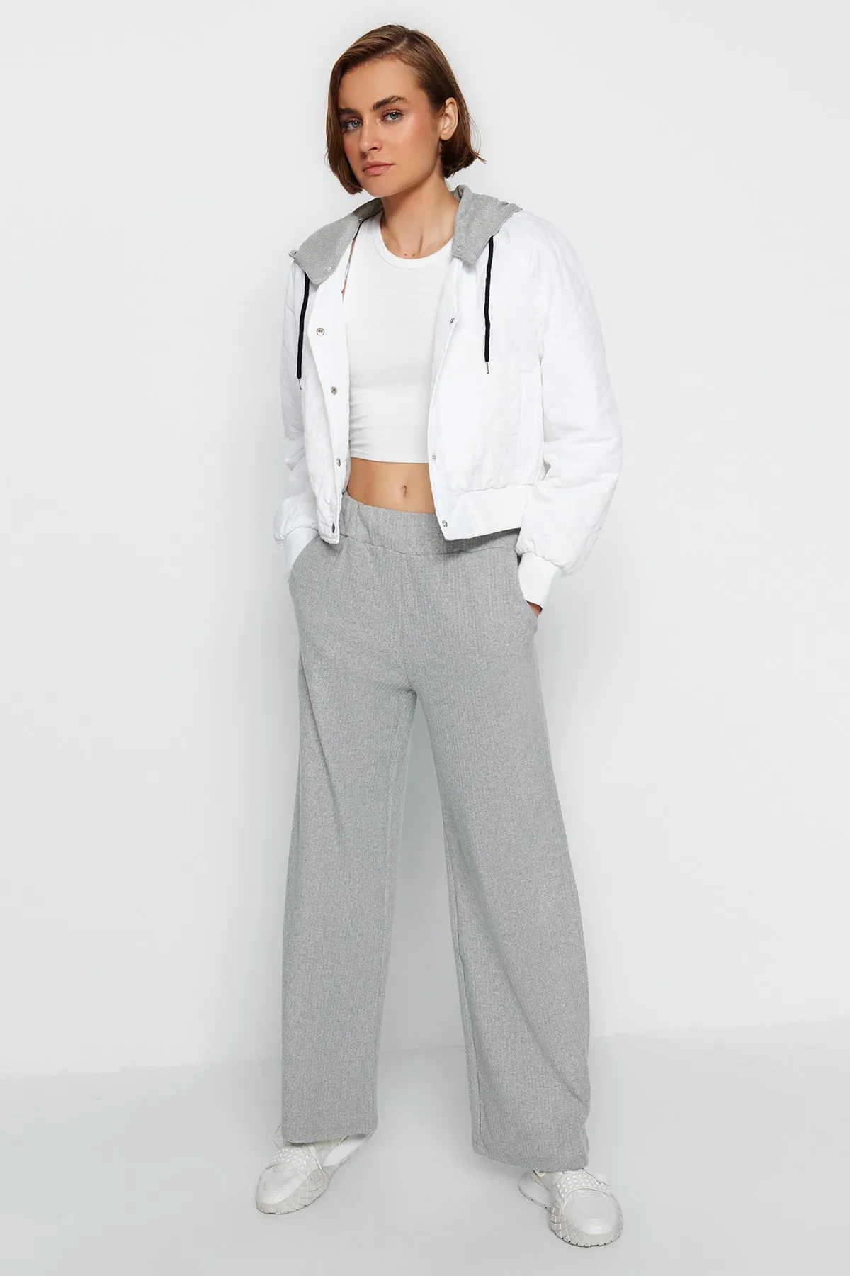 Trendyol Collection  Graue Jogginghose aus Rippstrick mit weitem Bein und bequemem Schnitt TWOAW23EA00065