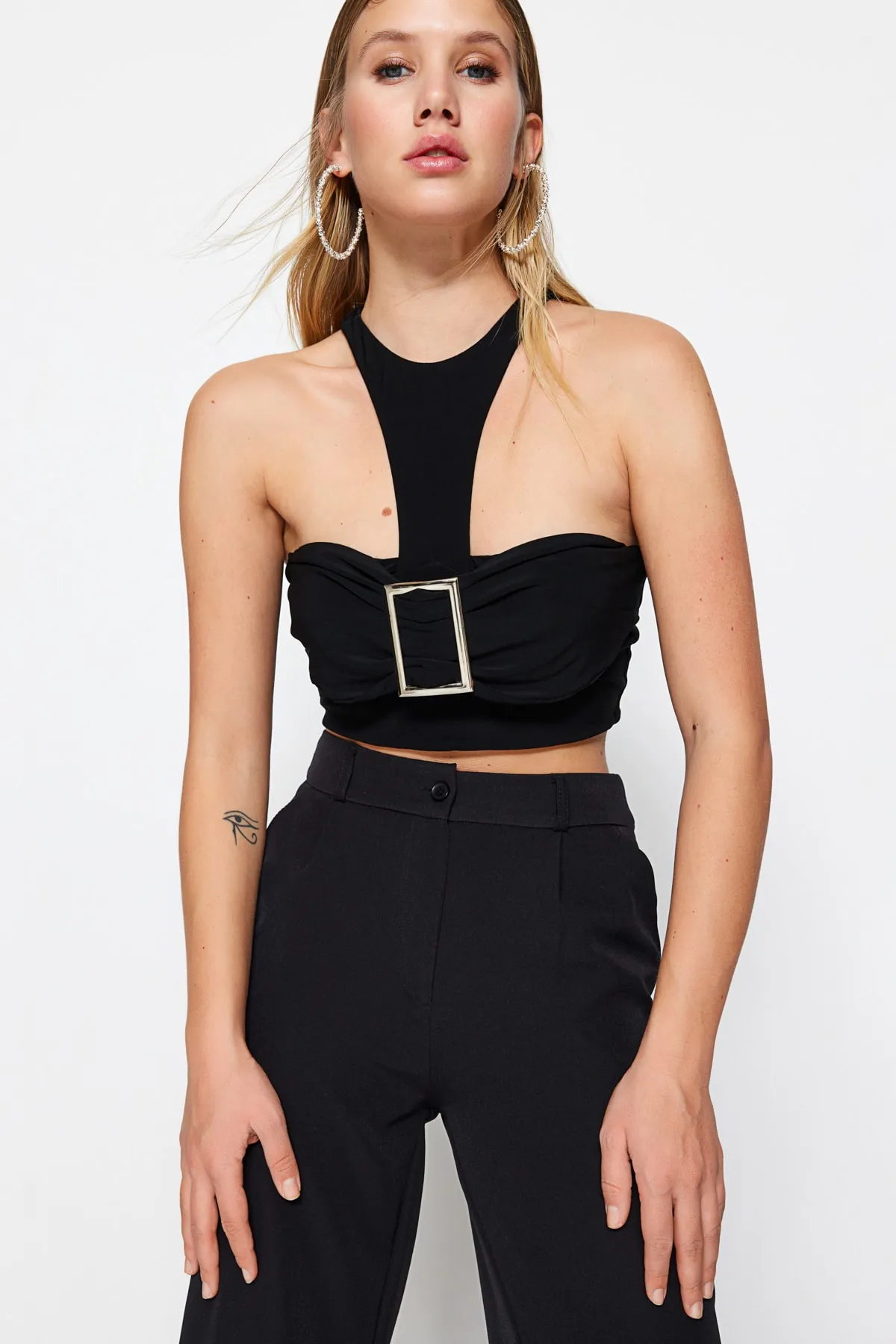Trendyol Collection  Schwarzes Crop-Bustier mit gestricktem Accessoire TPRSS23BS00088